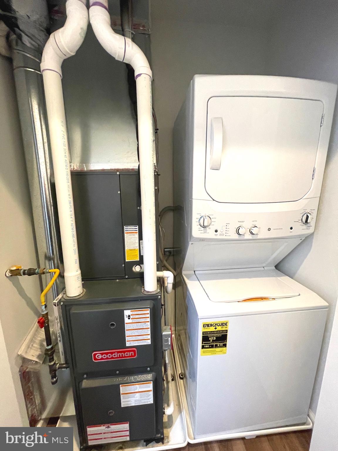 PORT RICHMOND - Residential Lease