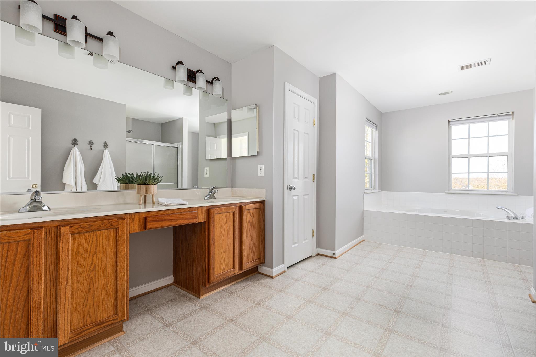 ROUND HILL - Residential