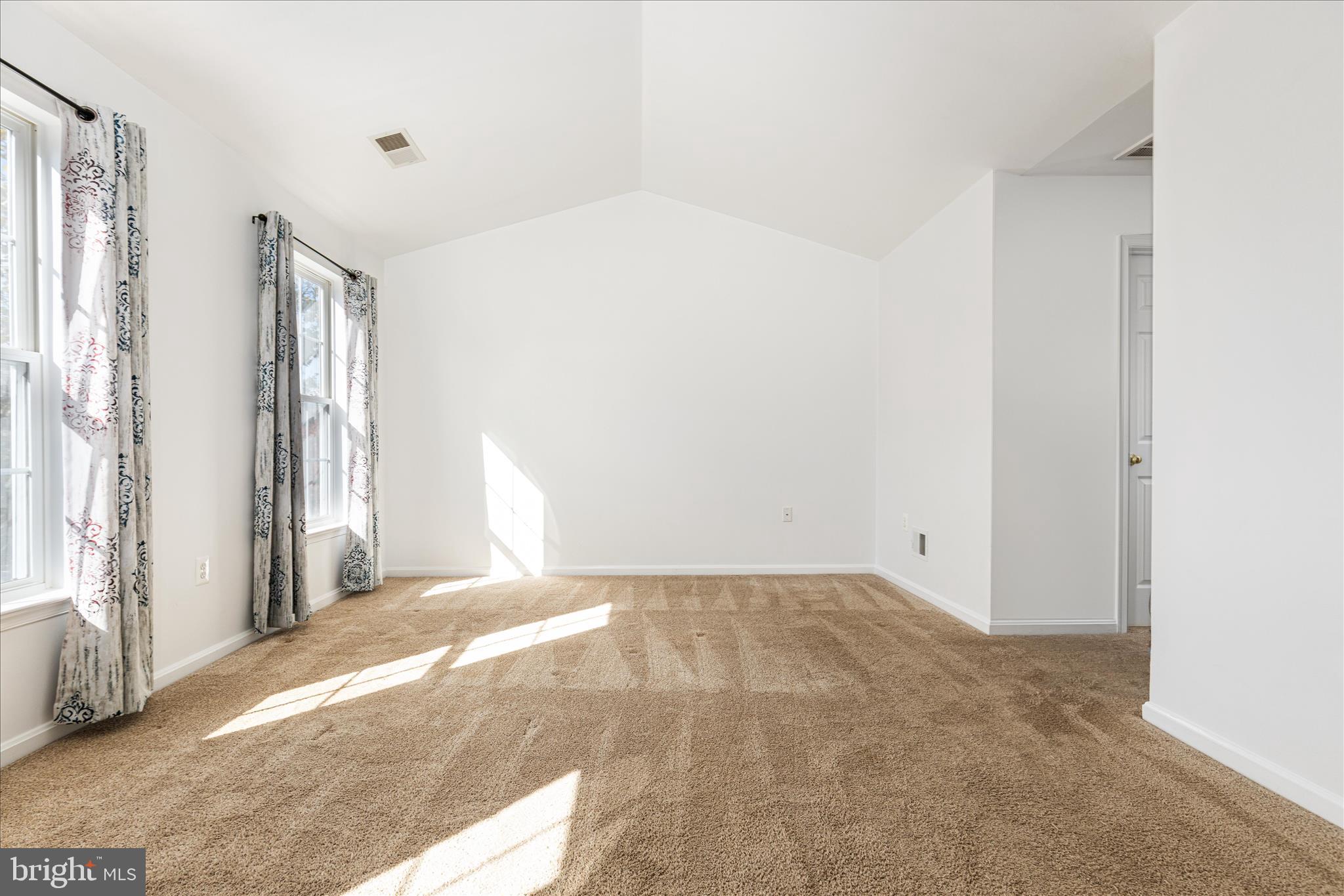 ROUND HILL - Residential