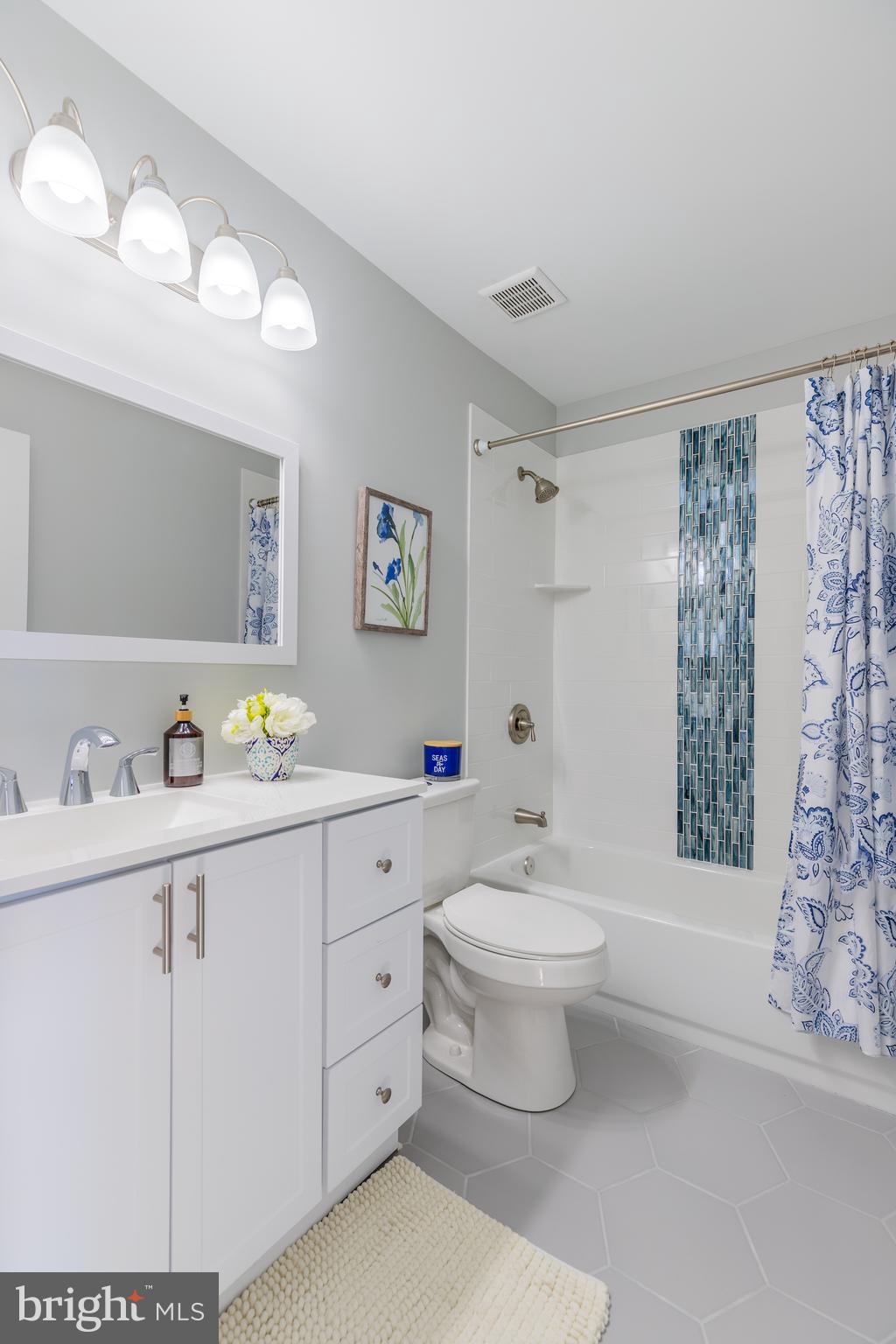 TOWN & COUNTRY APARTMENTS CARNEY - Residential