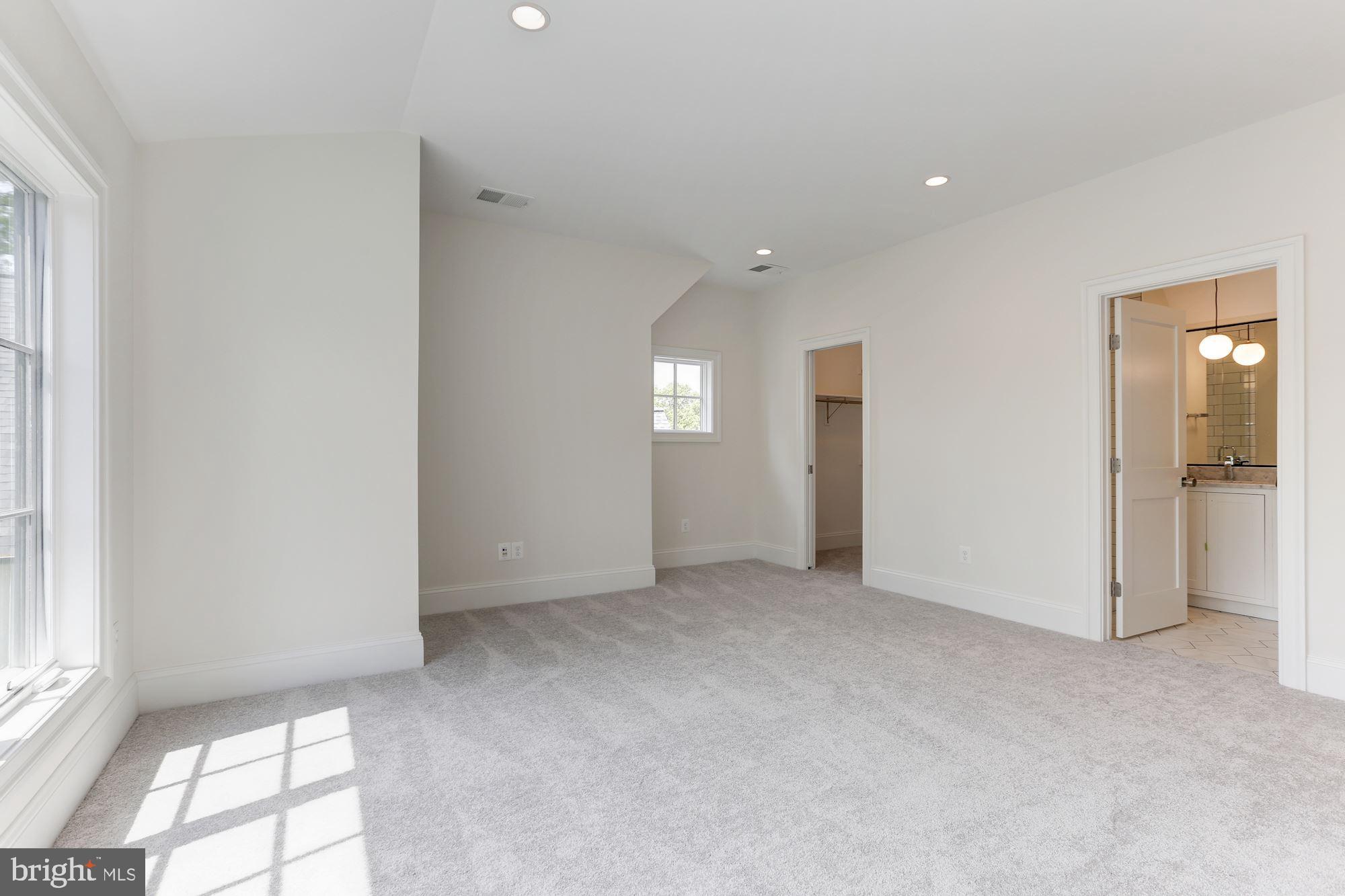 LYON VILLAGE - Residential