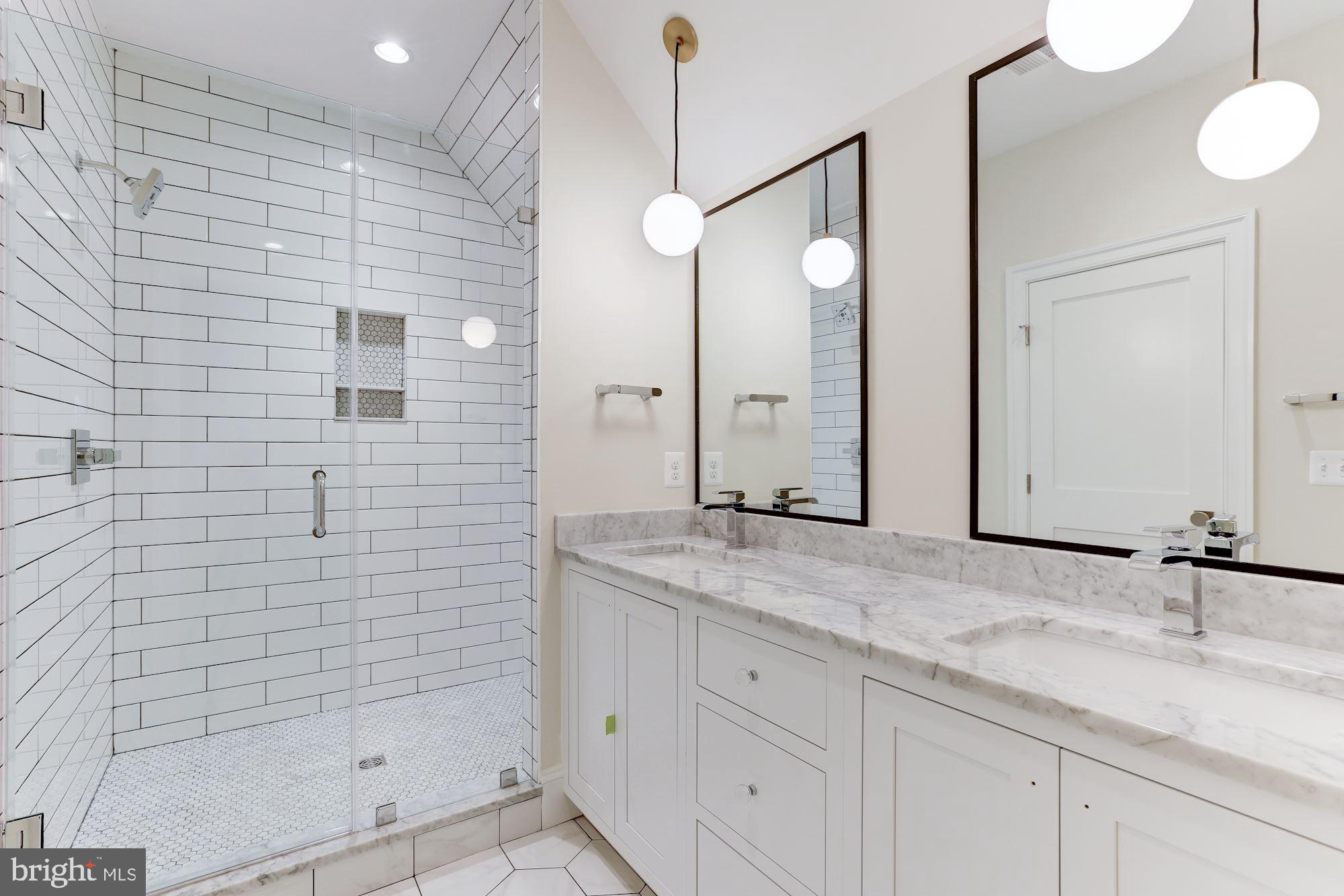 LYON VILLAGE - Residential