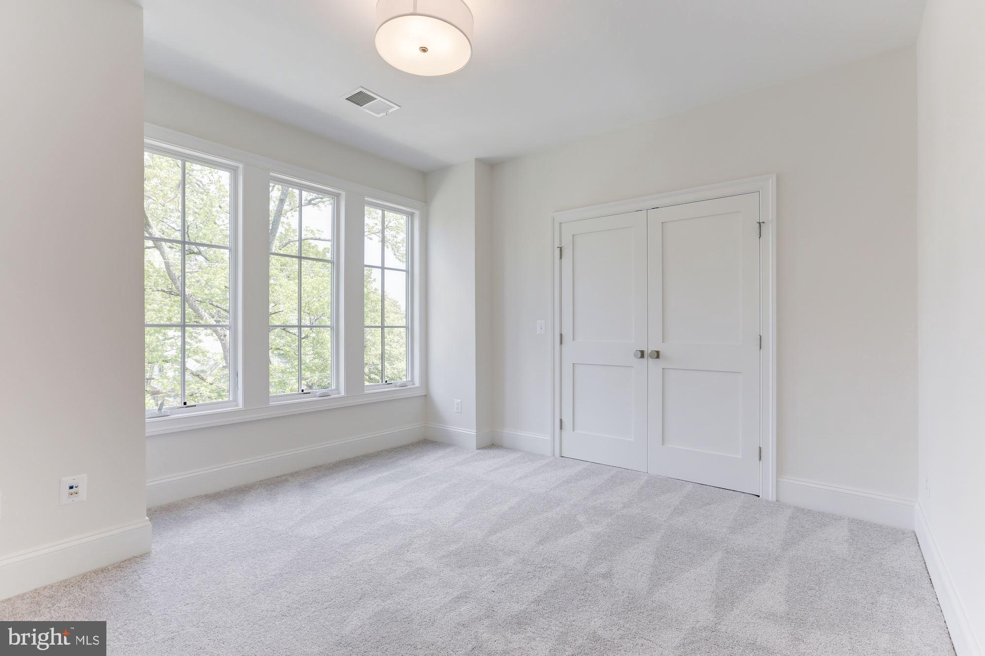 LYON VILLAGE - Residential