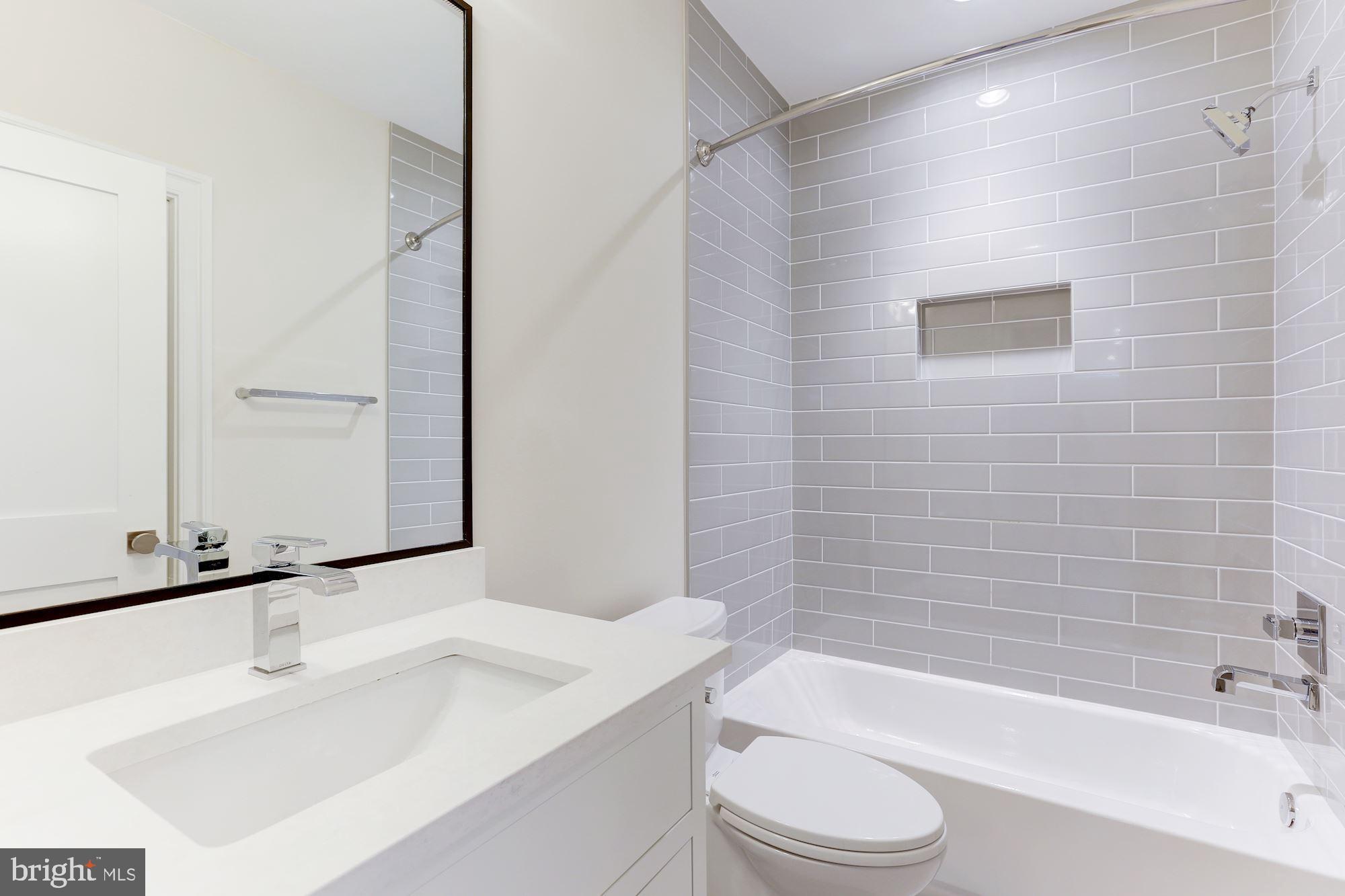 LYON VILLAGE - Residential