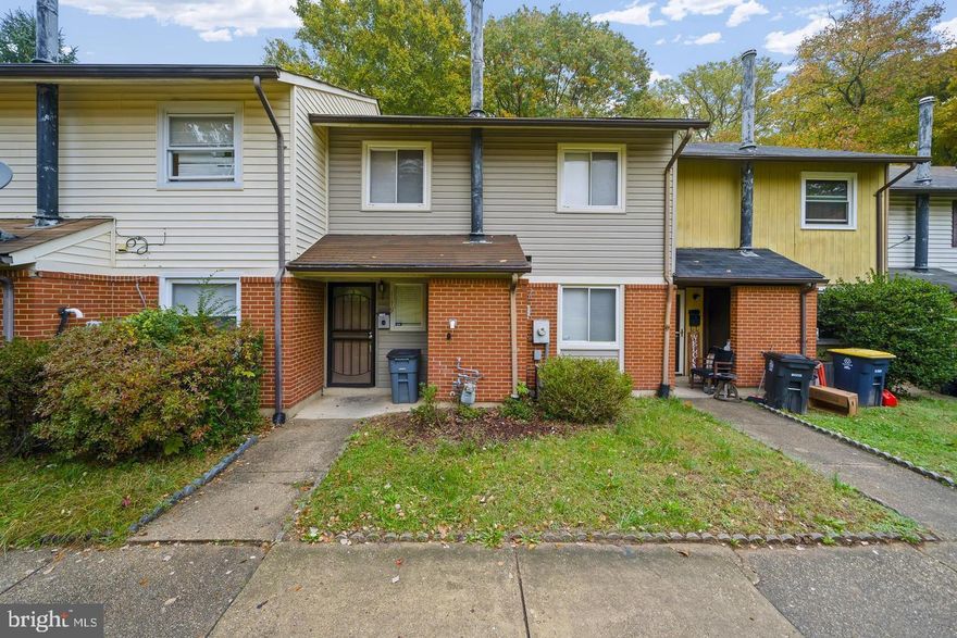 Discover this beautiful townhouse that offers style, comfort, and an ideal location. Featuring 4 bedrooms and  2 bathrooms, it’s perfect for starting a new chapter. The home includes a modern kitchen with stainless steel appliances and a private deck, perfect for relaxing or entertaining. A wonderful opportunity you don’t want to miss!