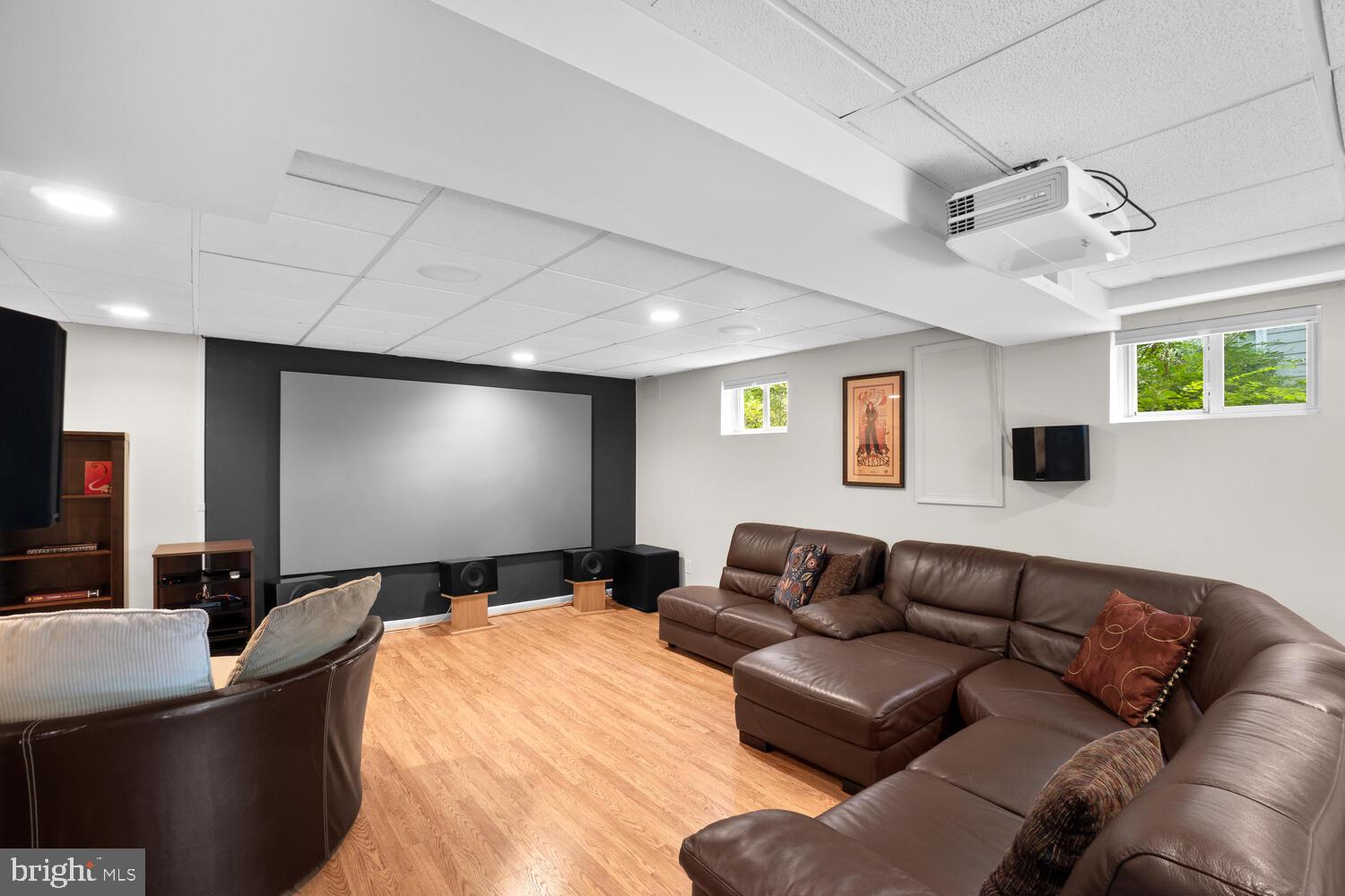 WILLIAMSBURG VILLAGE - Residential