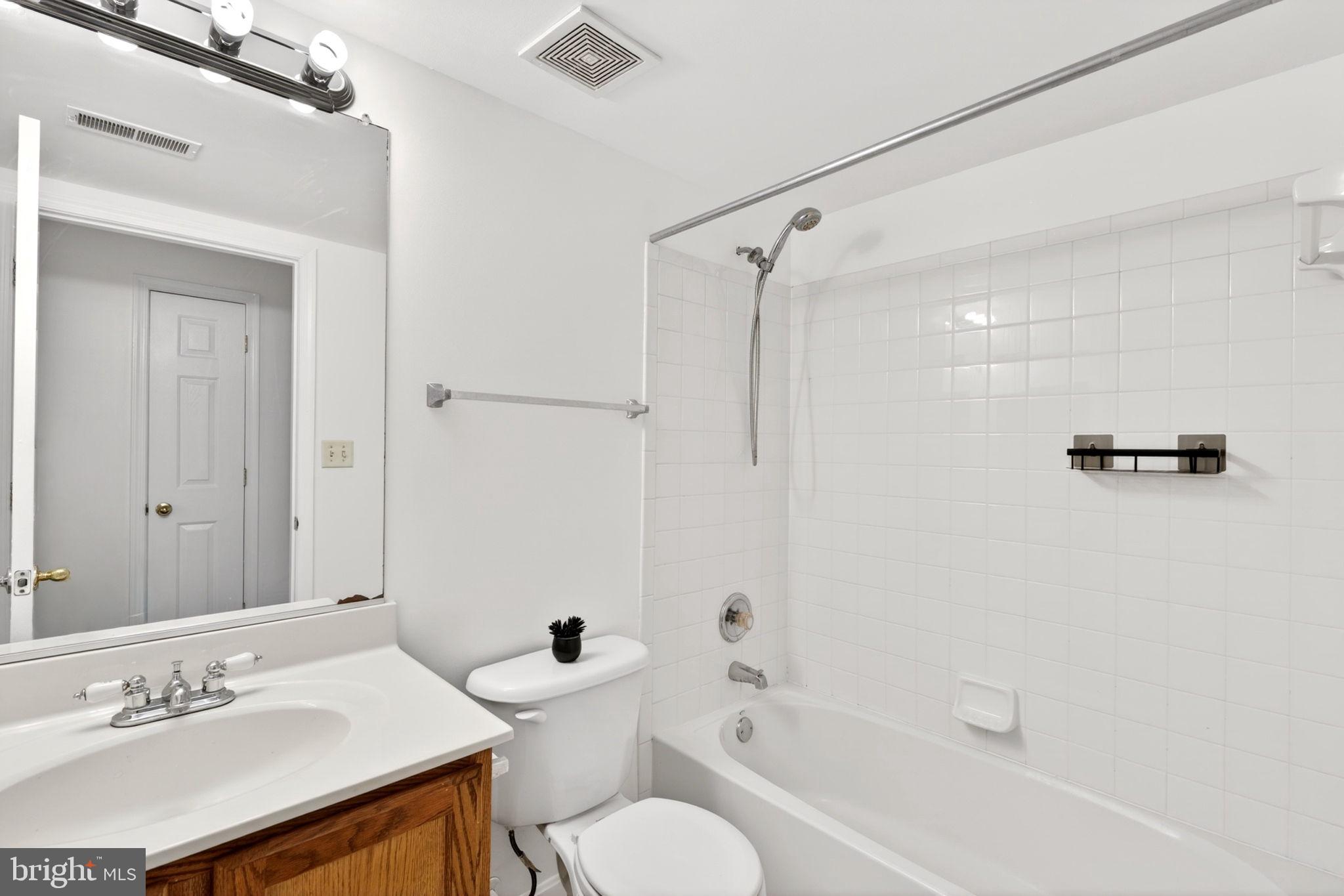 HOLLINGTON AT THE POINTE - Residential