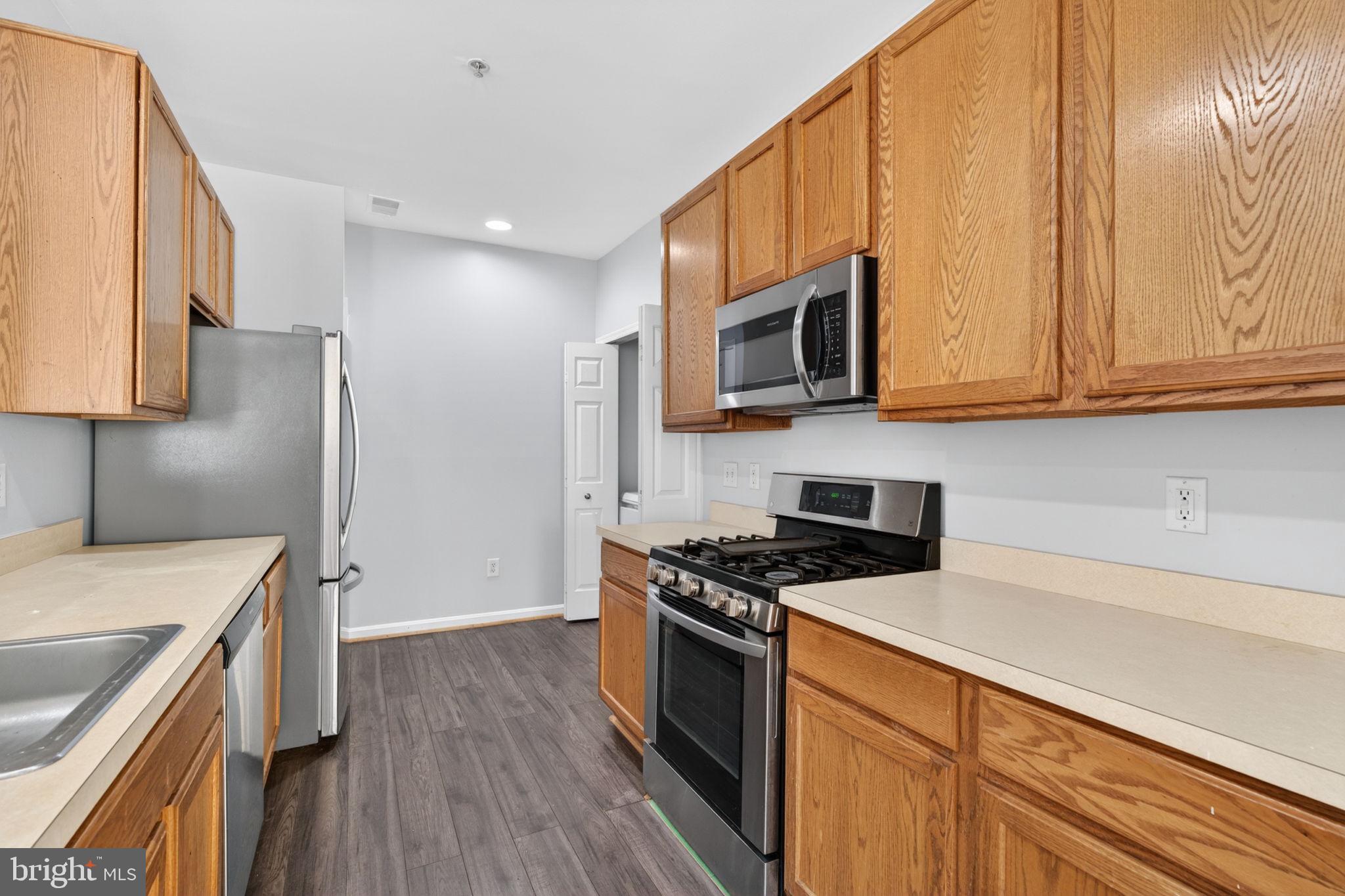 HOLLINGTON AT THE POINTE - Residential