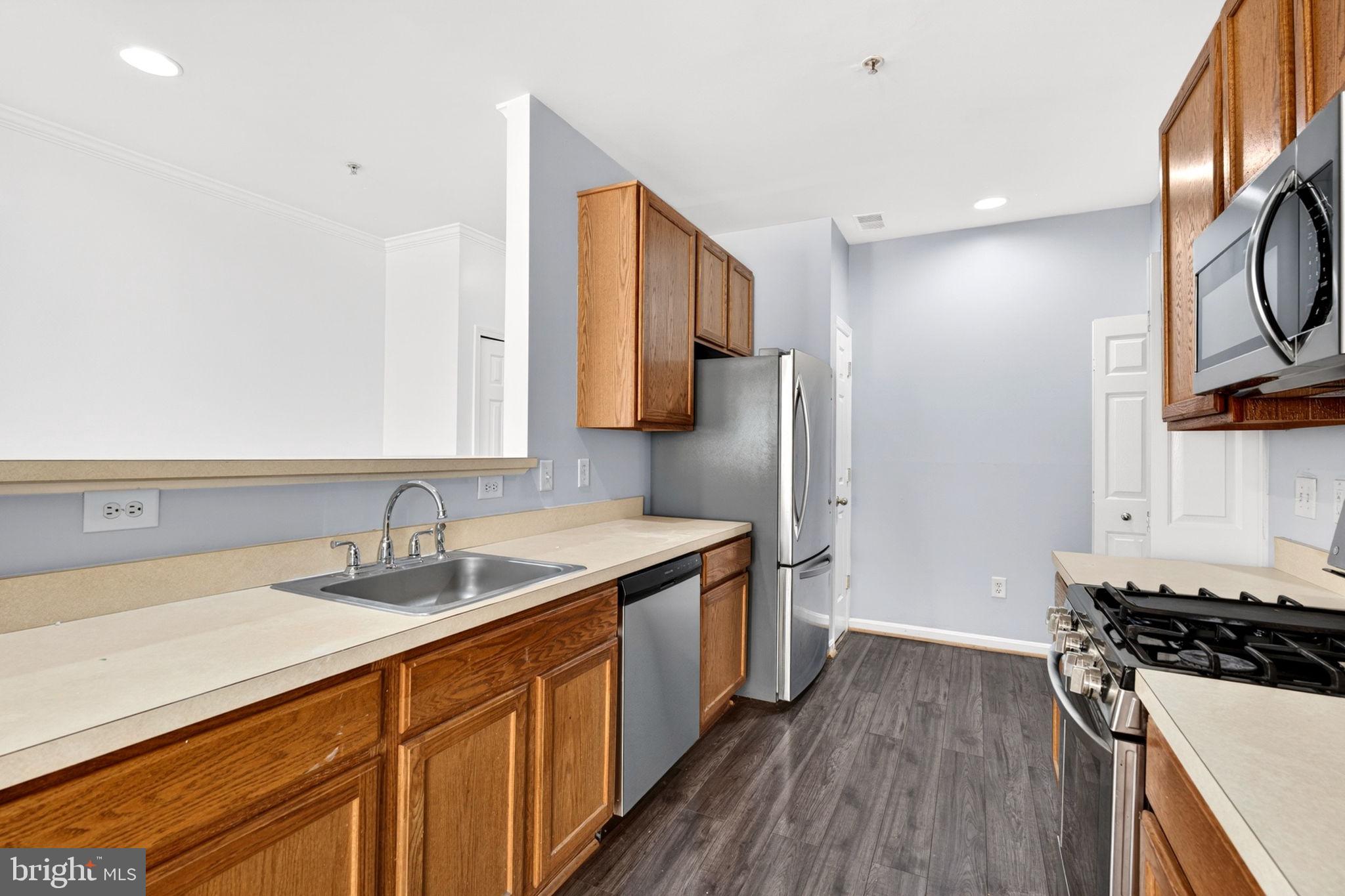 HOLLINGTON AT THE POINTE - Residential