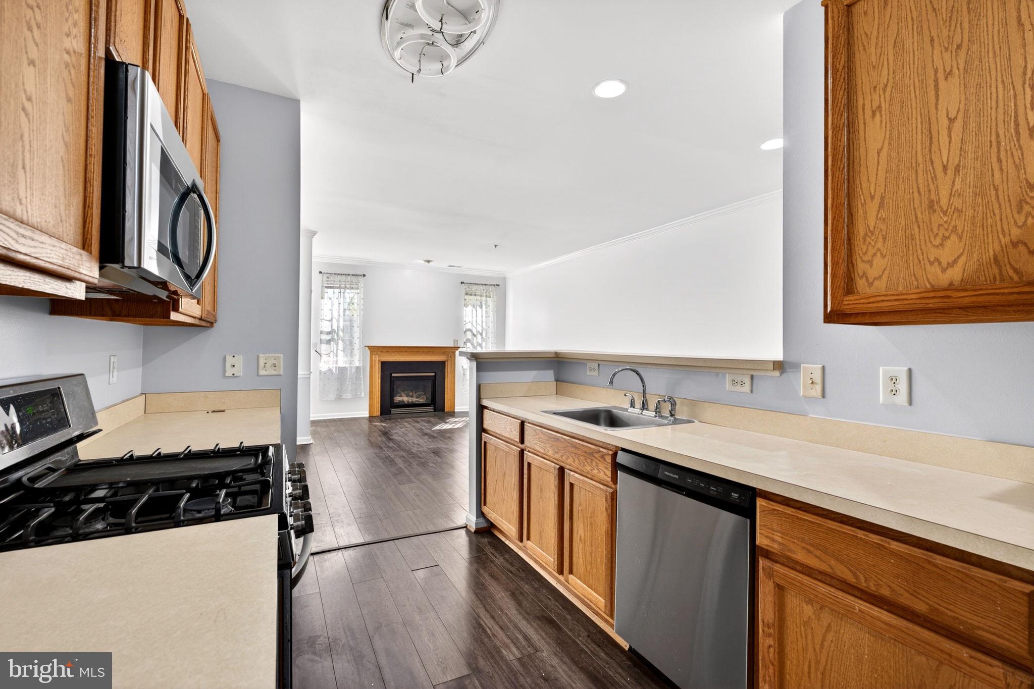 HOLLINGTON AT THE POINTE - Residential