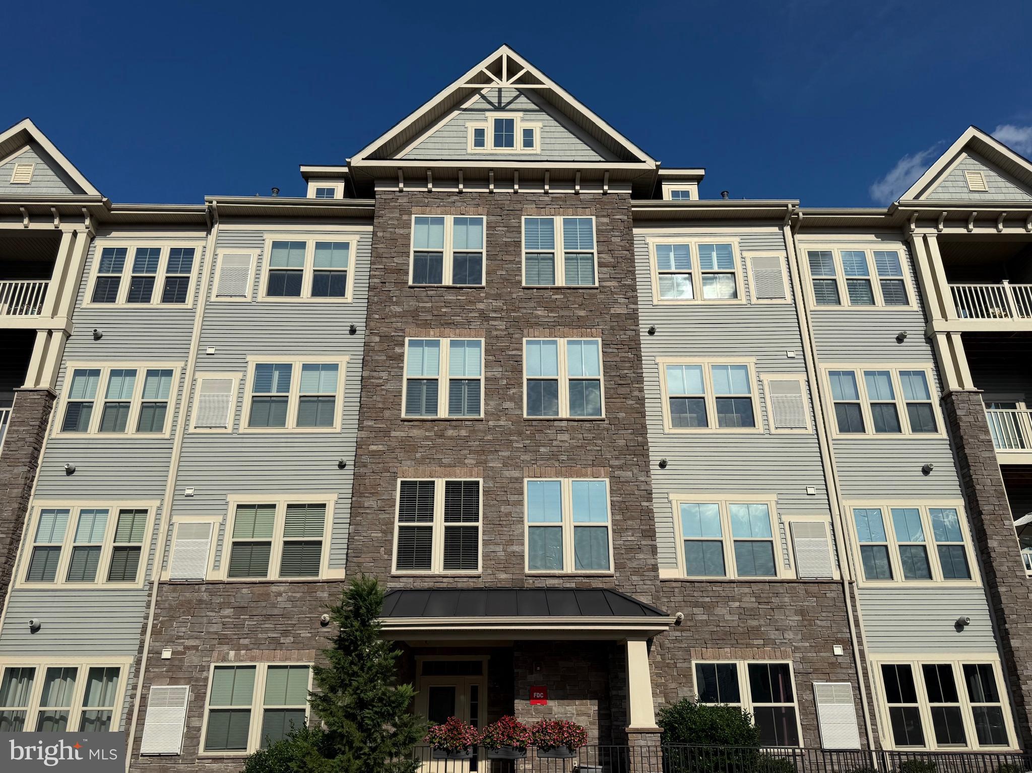Amazing unit, built in 2020 on the first floor. Convenient located to shopping , schools , public transportation mach more.
There is something for everyone at lake linganore:
Private lakes and beaches, play grounds, picnic areas, movie nights fishing and boating sports fields, farmers market, scenic hiking trails, basketball, volleyball , tennis courts, club house and 3 swimming pools.
All applicants are welcome .