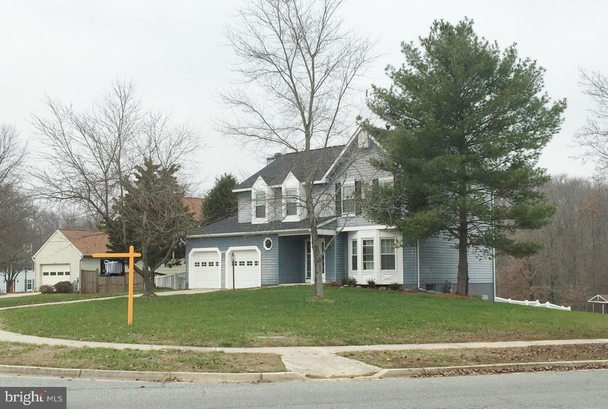 REDUCED! Make an Offer! New Carpet, Fresh Paint, Newer Roof/Windows, Maintenance Free Rear Fence. Large Lot. Master Bedroom w/Walk-in Closet & Master Bath, plus 3 Generous Sized Rooms on Upper Level. Main Level Formal LR & DR, Family Room w/FP & Kitchen w/Newer Appliances. Walk Out Lower Level w/Kitchenette, Bath, Rec Room & 2 Bonus Rooms. 2 Car Garage. Priced to Sell!  Nice Community Amenities.