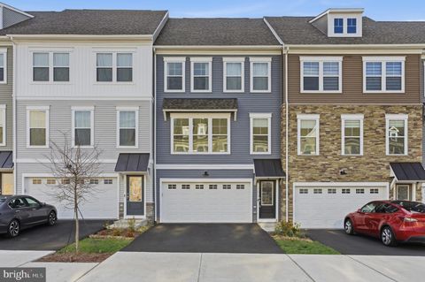 Townhouse For Sale - 24173 Thurso Square<br/> STERLING, VA 20166