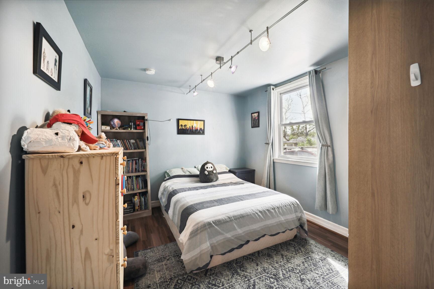 WOODLAND BEACH - Residential