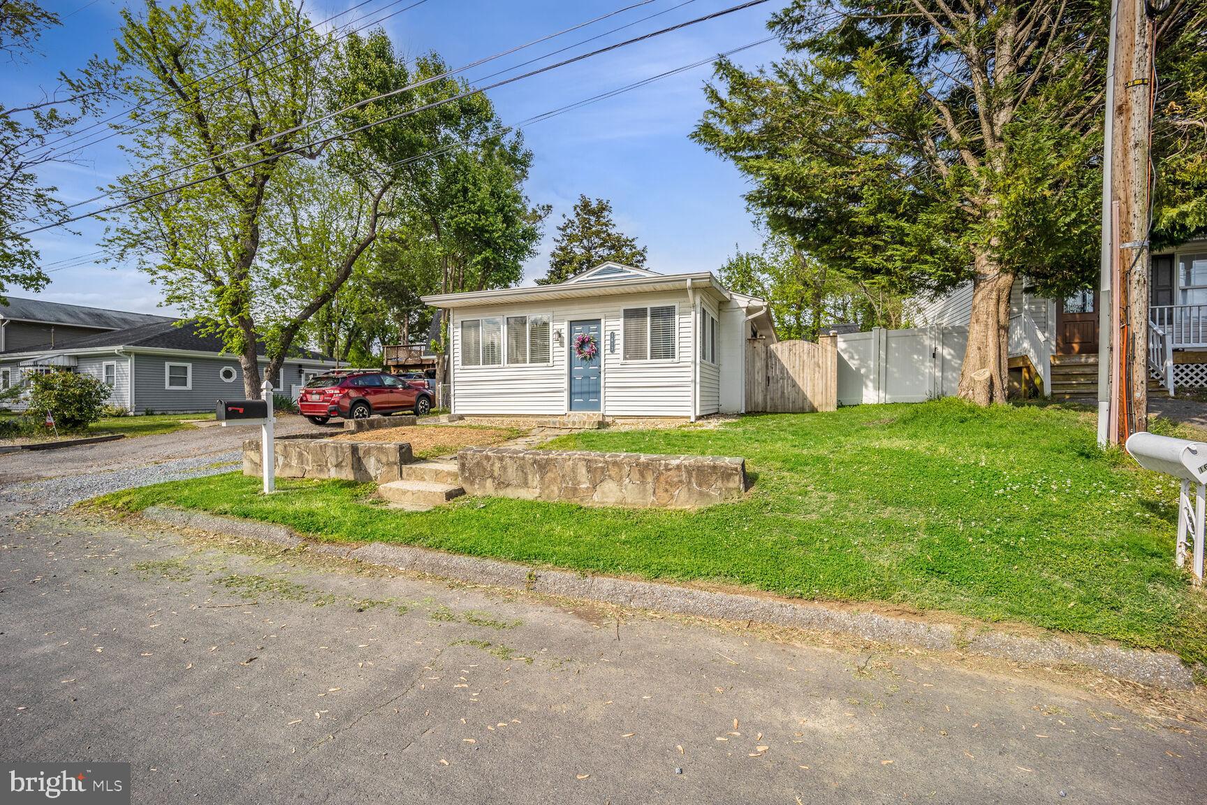 WOODLAND BEACH - Residential