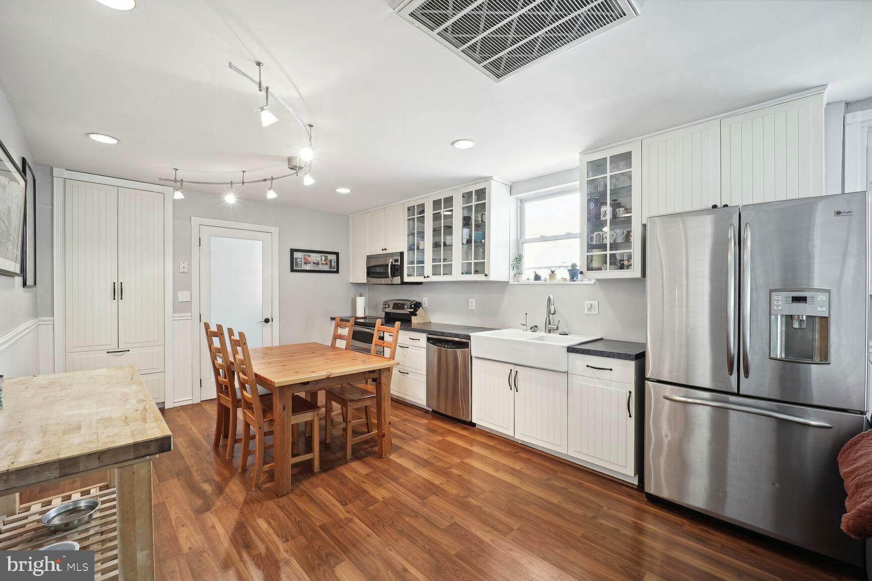 WOODLAND BEACH - Residential