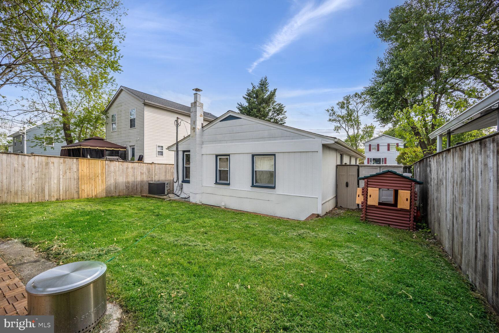 WOODLAND BEACH - Residential