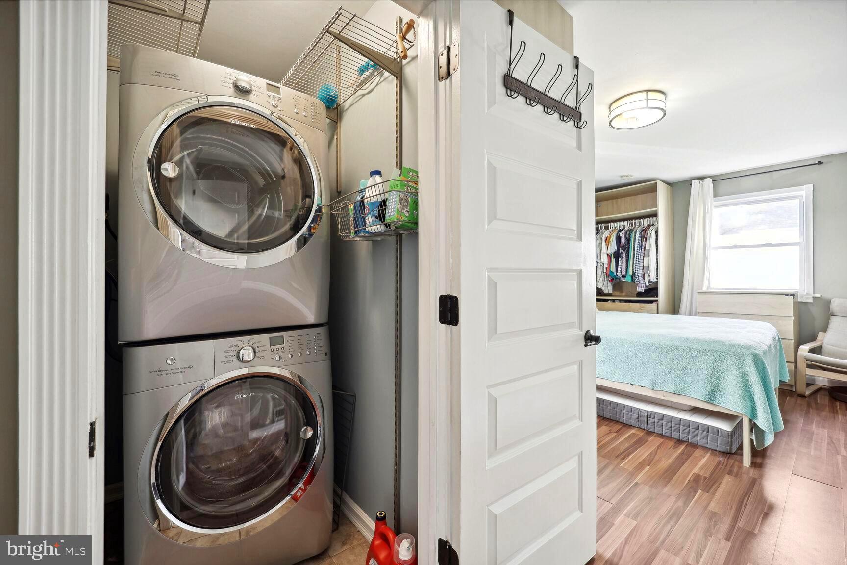 WOODLAND BEACH - Residential