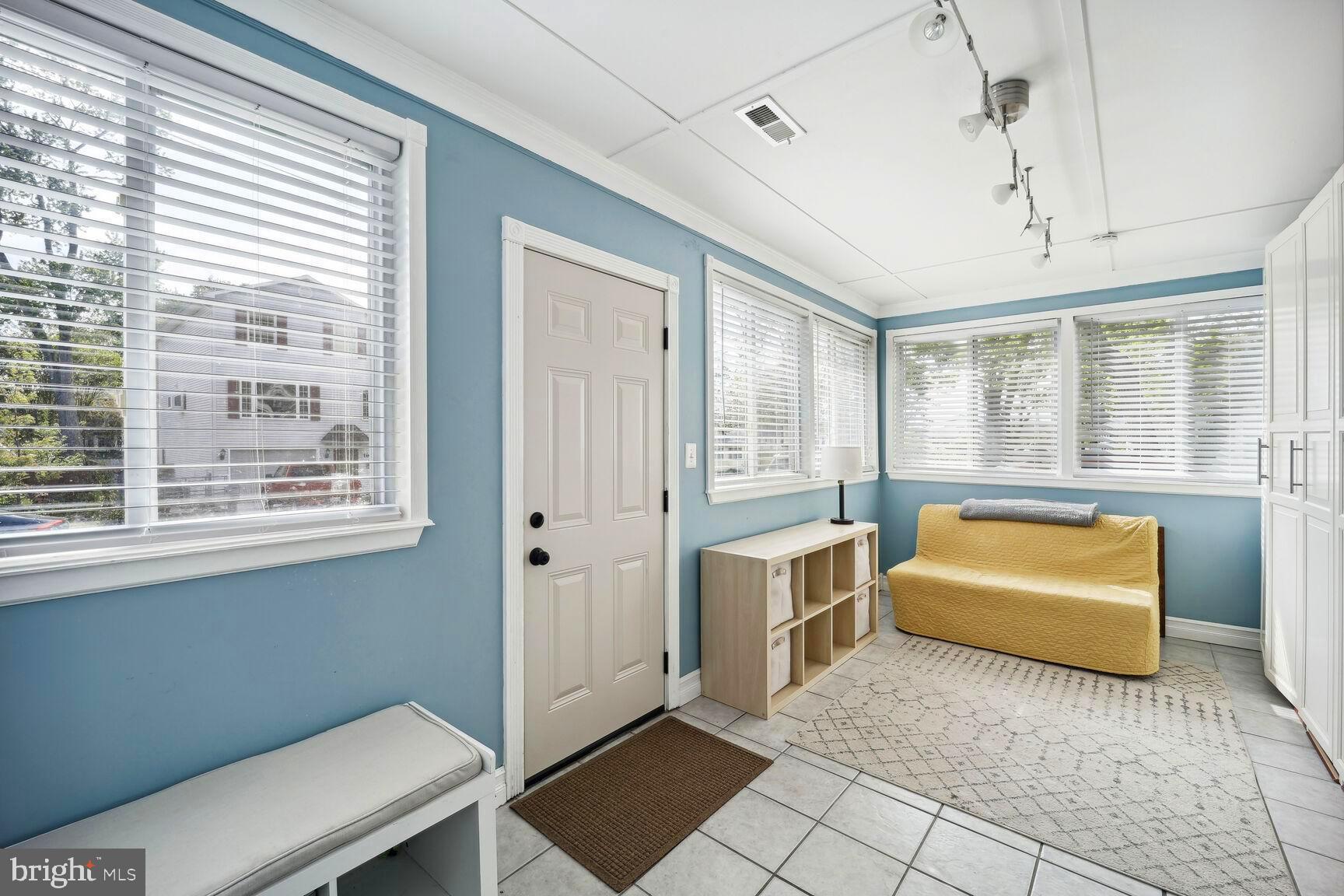 WOODLAND BEACH - Residential