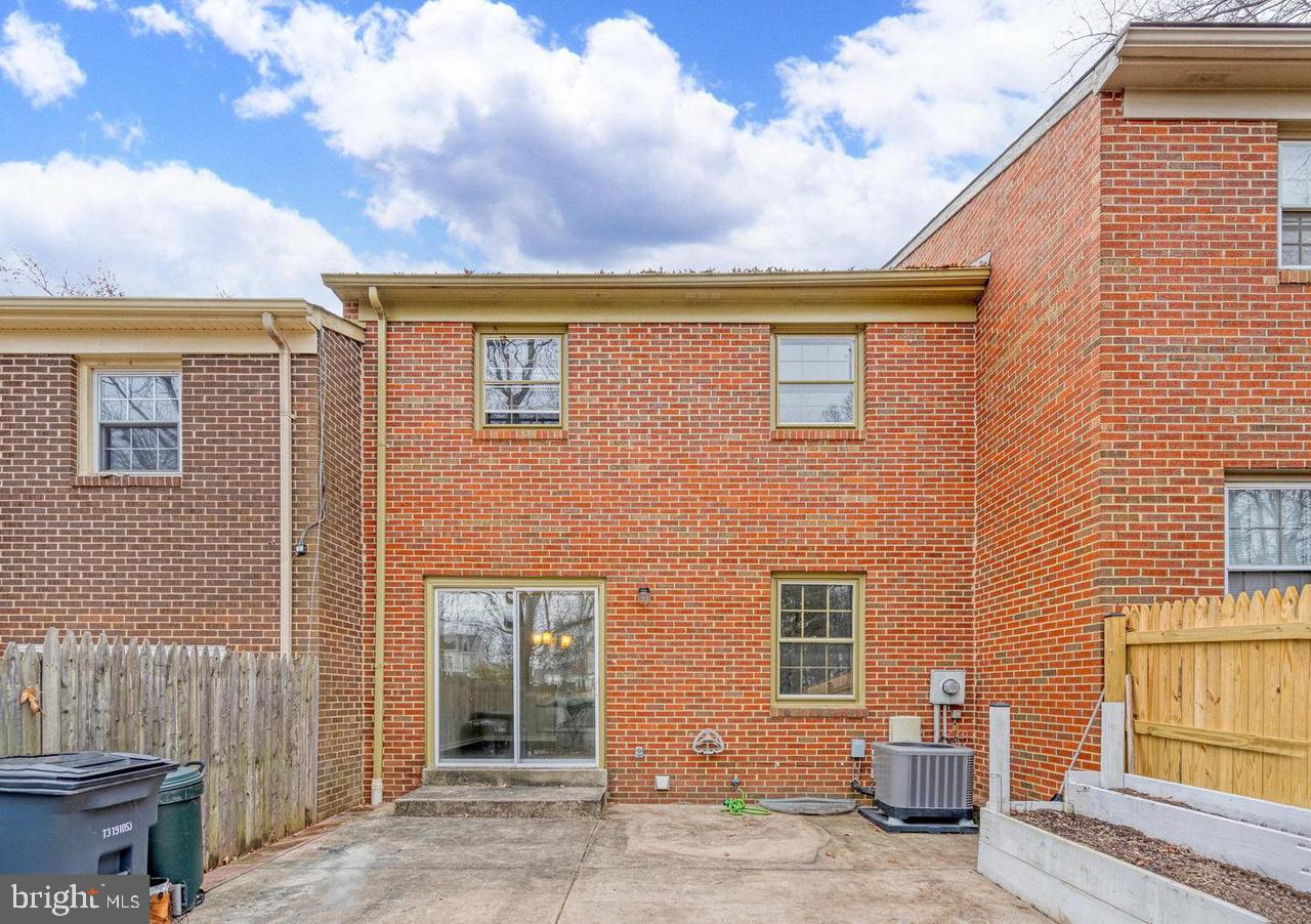 TOWNES OF ORANGE HUNT - Residential Lease