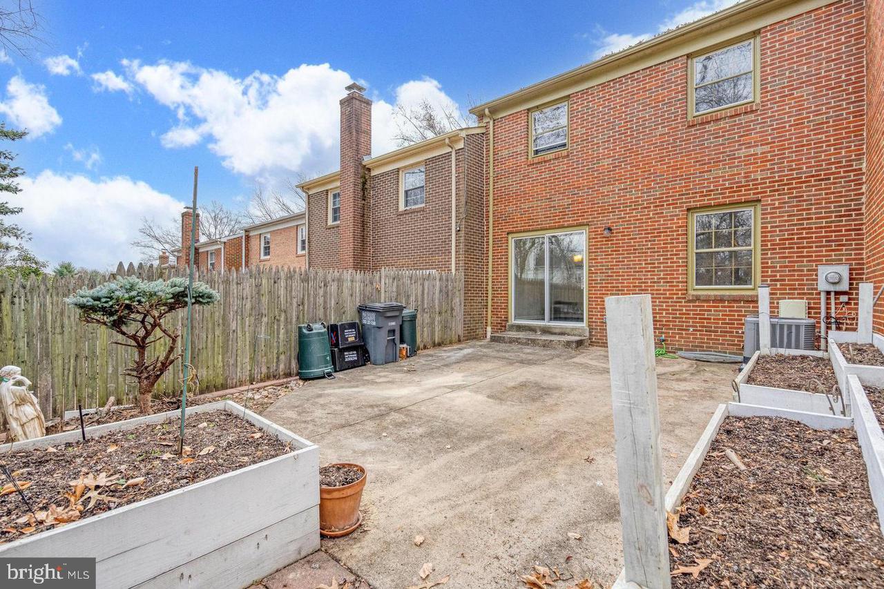 TOWNES OF ORANGE HUNT - Residential Lease