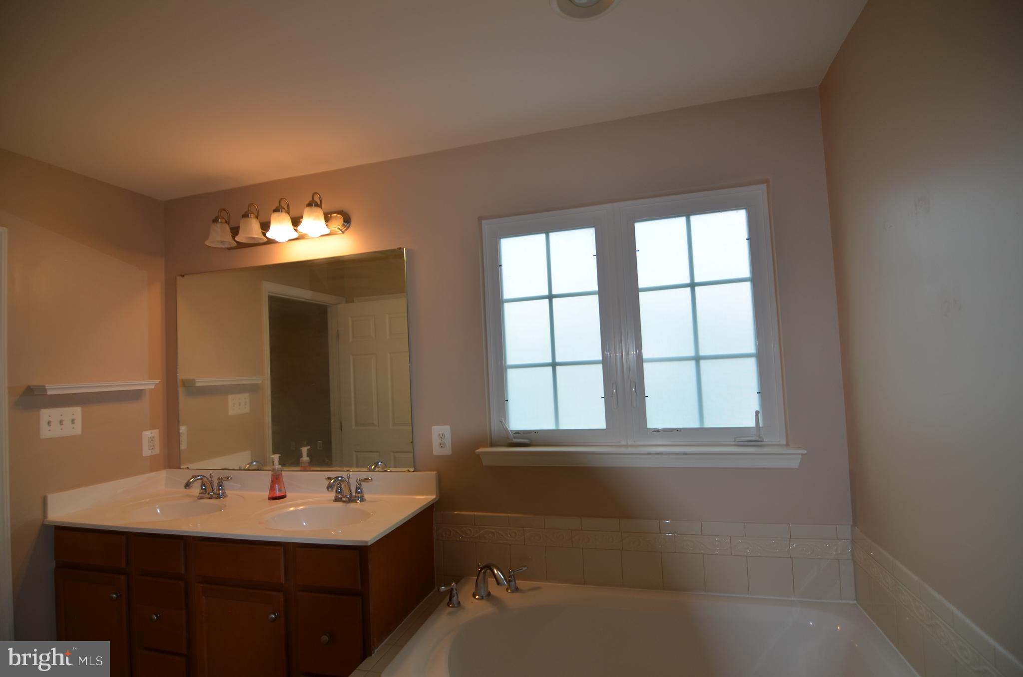 ESTATES AT ELK RUN - Residential Lease