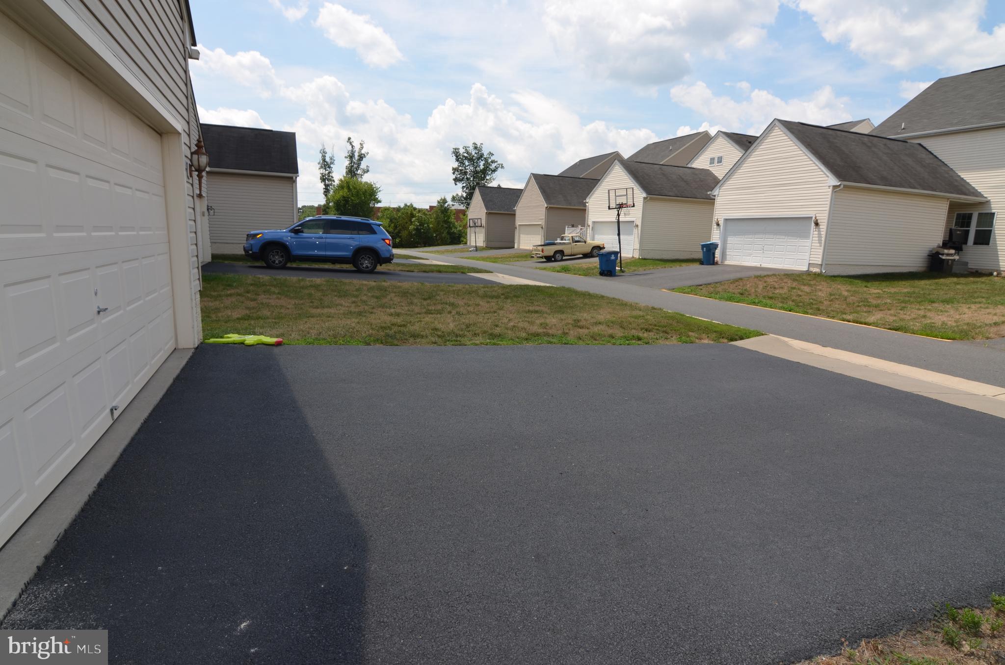 ESTATES AT ELK RUN - Residential Lease