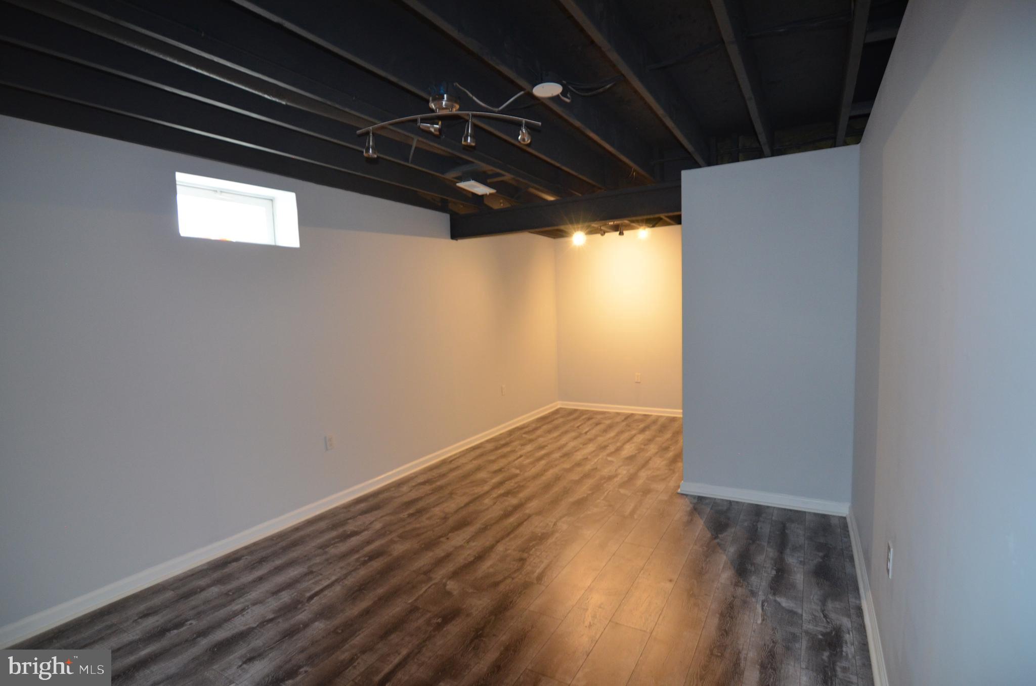 ESTATES AT ELK RUN - Residential Lease