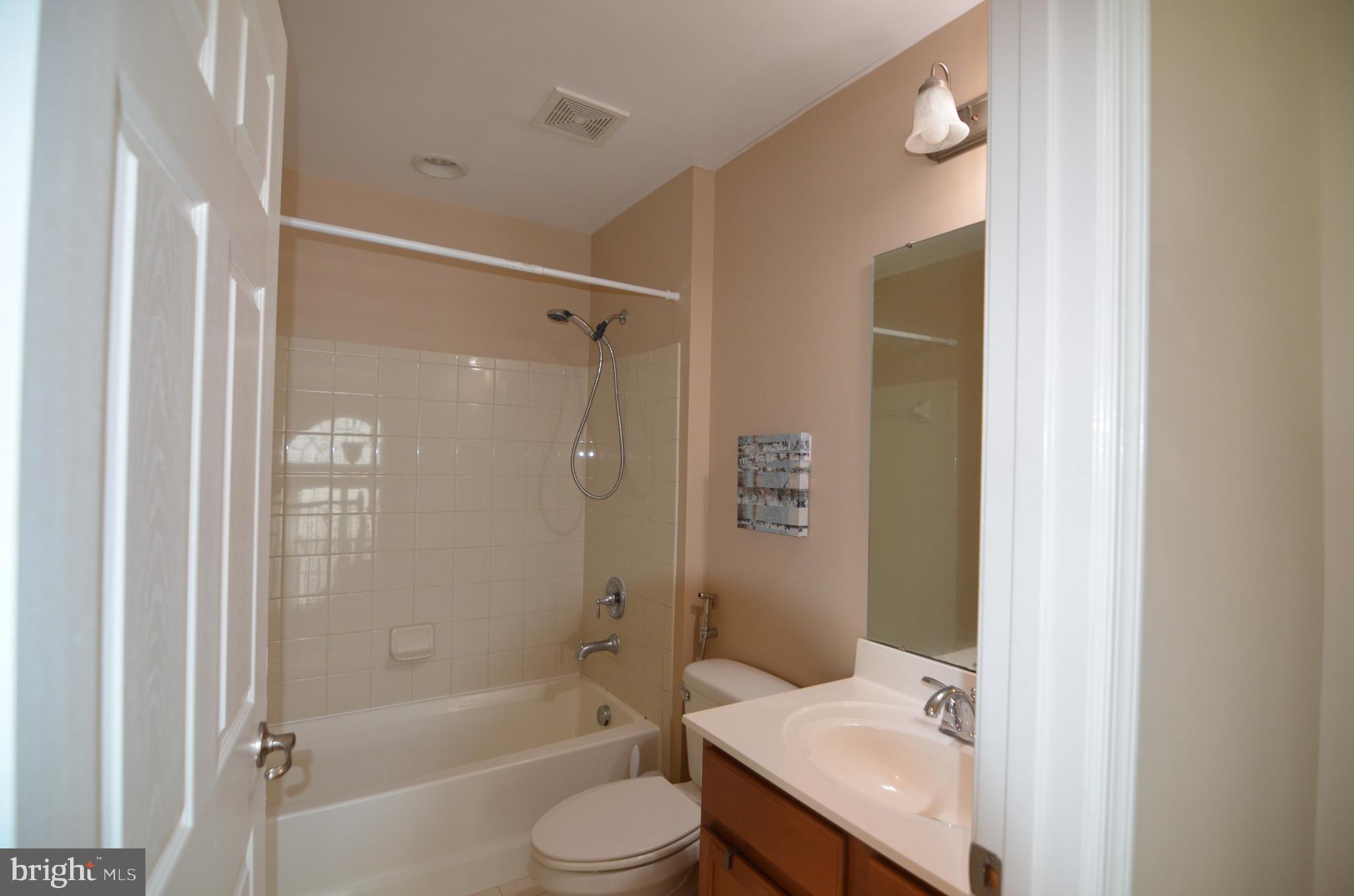 ESTATES AT ELK RUN - Residential Lease