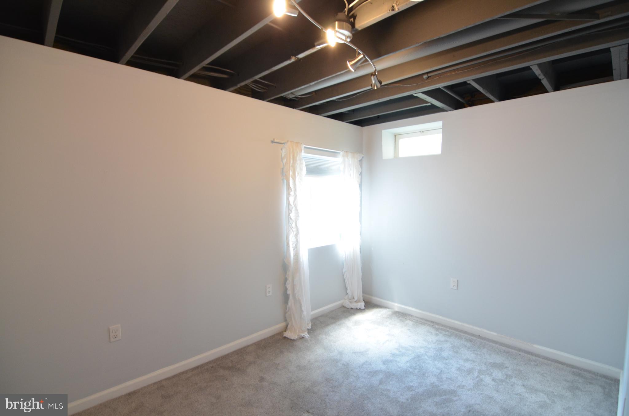 ESTATES AT ELK RUN - Residential Lease