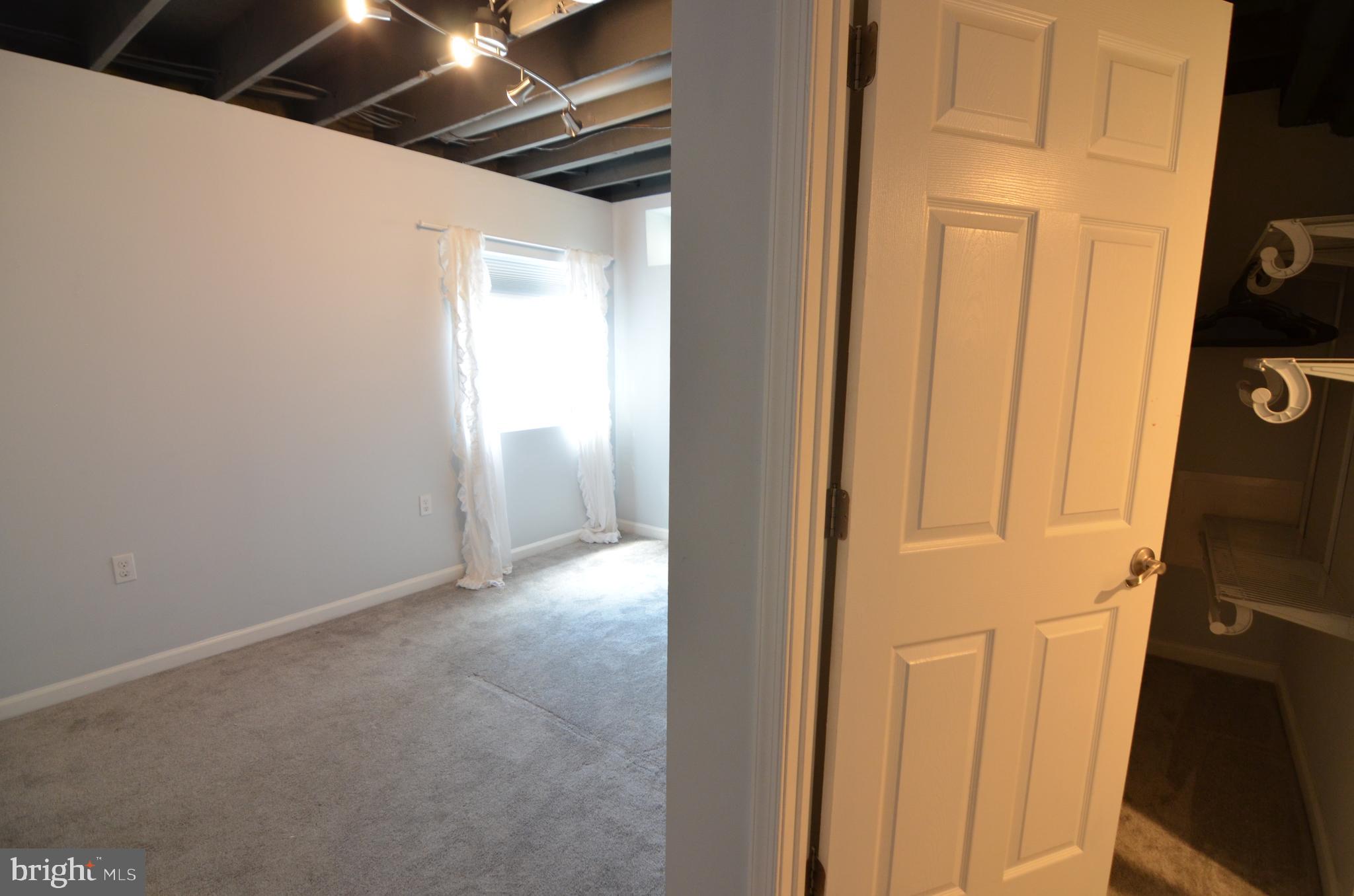 ESTATES AT ELK RUN - Residential Lease