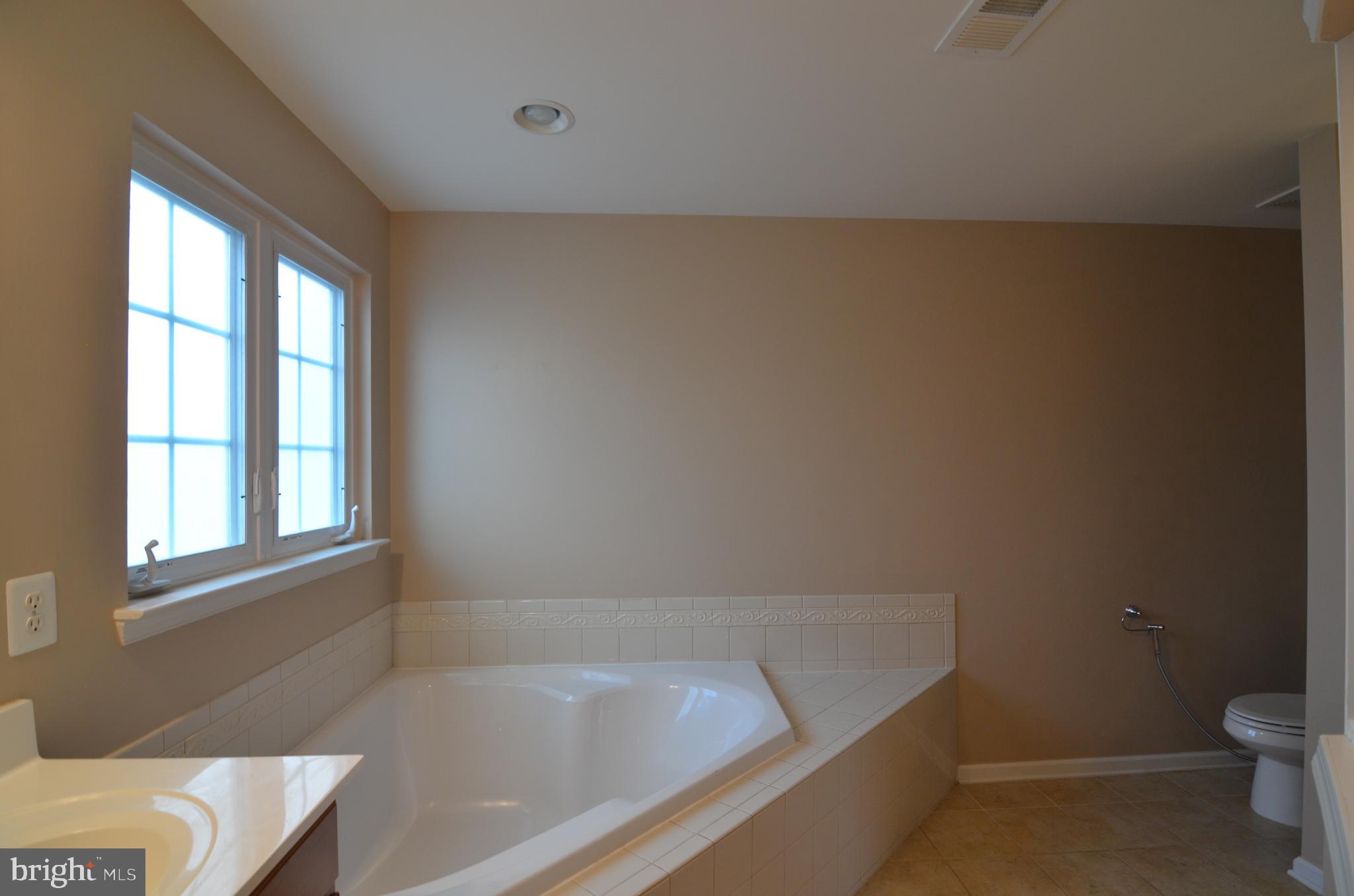 ESTATES AT ELK RUN - Residential Lease