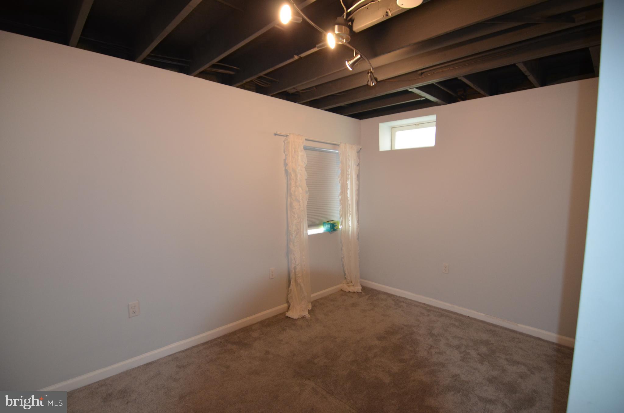 ESTATES AT ELK RUN - Residential Lease