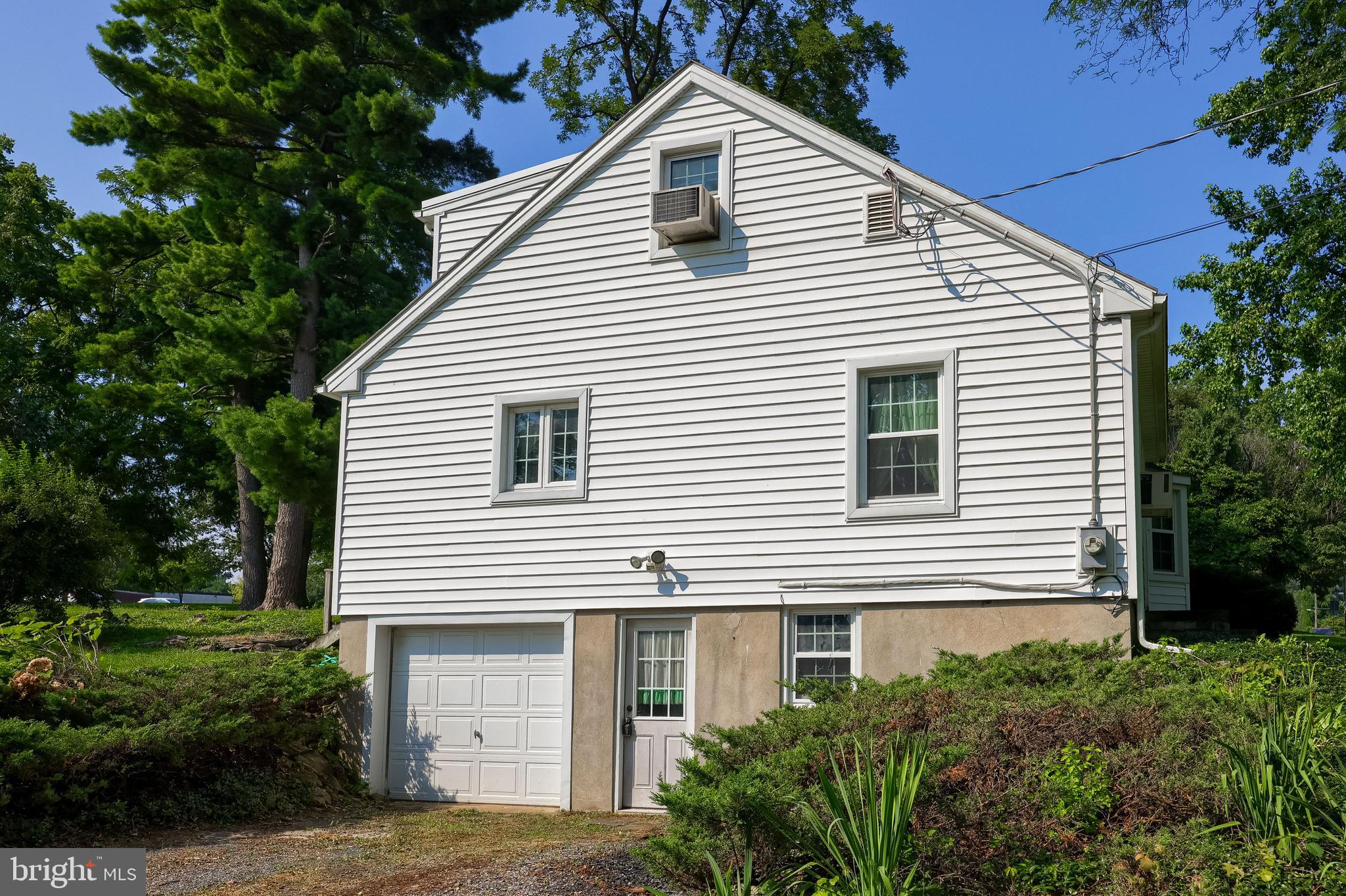 148 S ACADEMY DRIVE