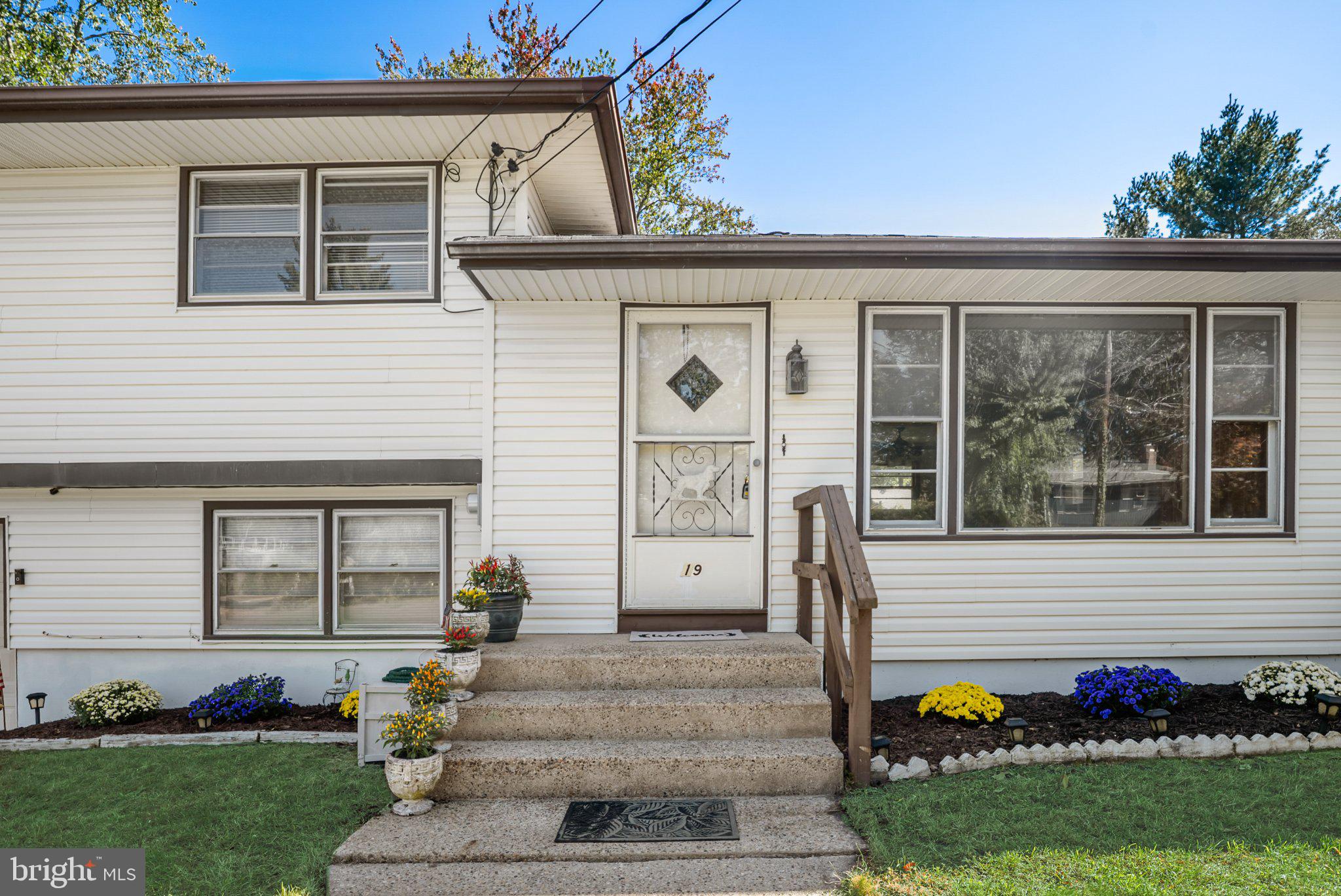 19 MANHASSET TRAIL