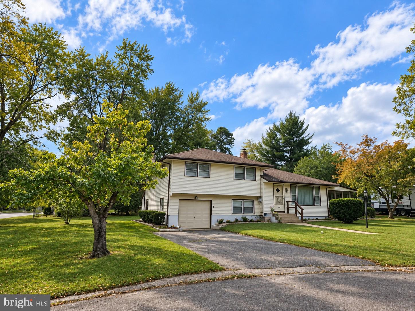 19 MANHASSET TRAIL