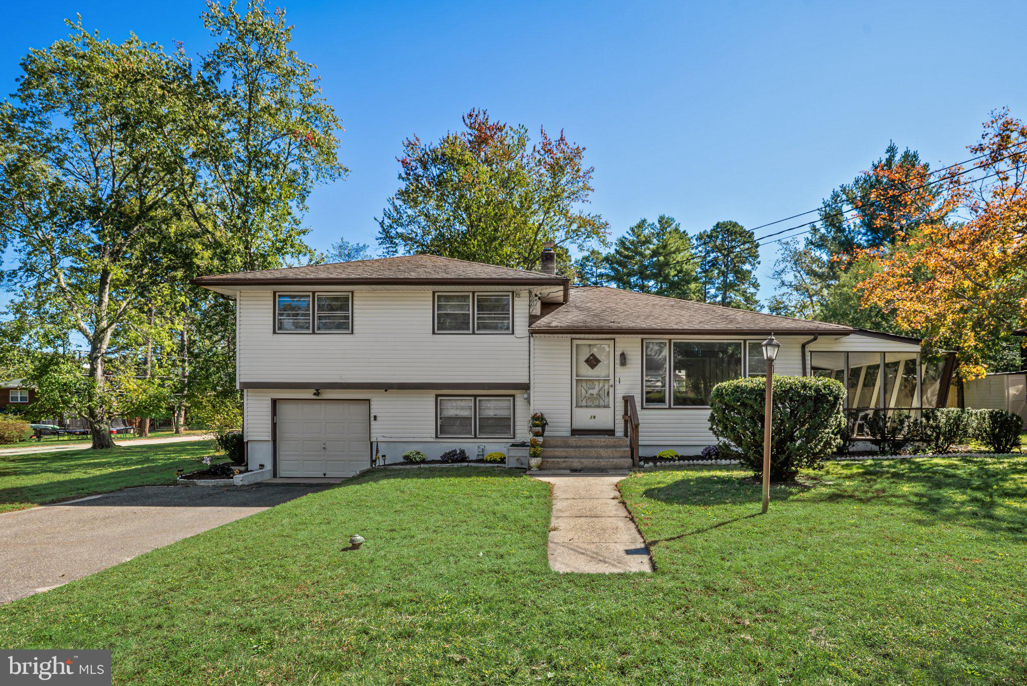 19 MANHASSET TRAIL