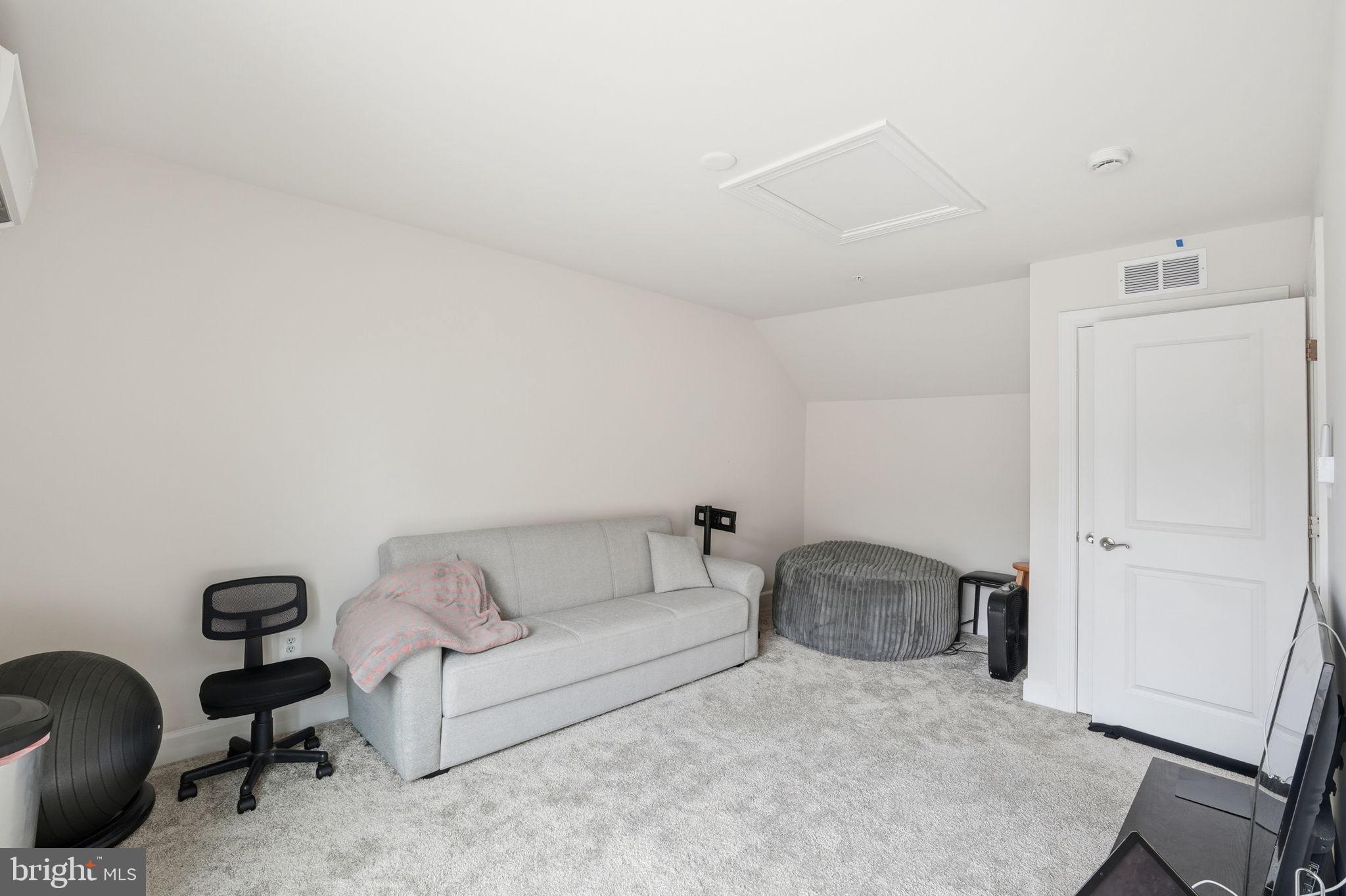 GATEWAY WEST - Residential