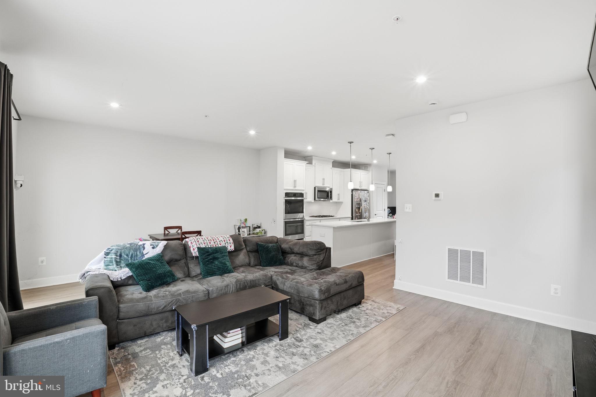 GATEWAY WEST - Residential