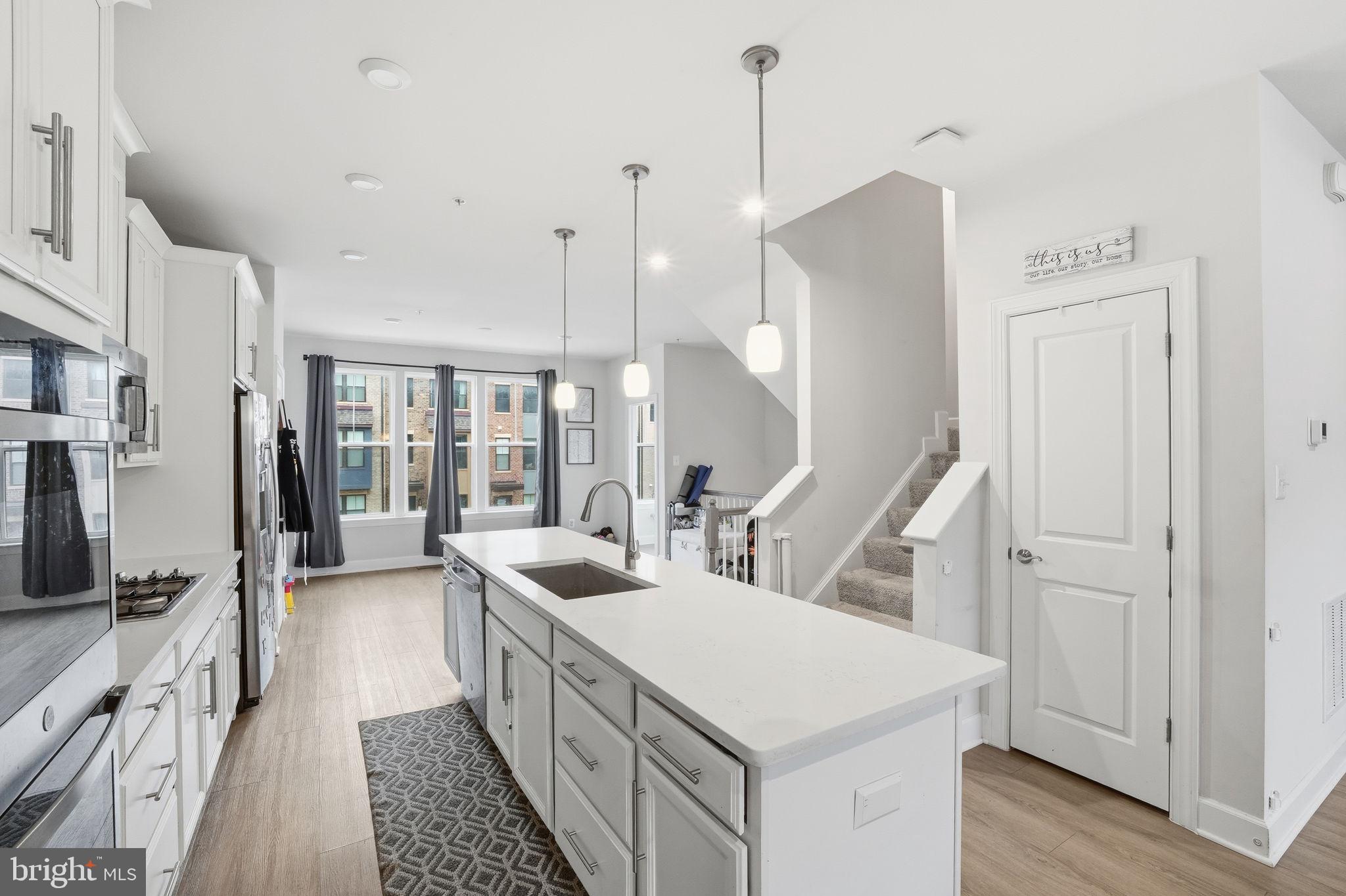 GATEWAY WEST - Residential