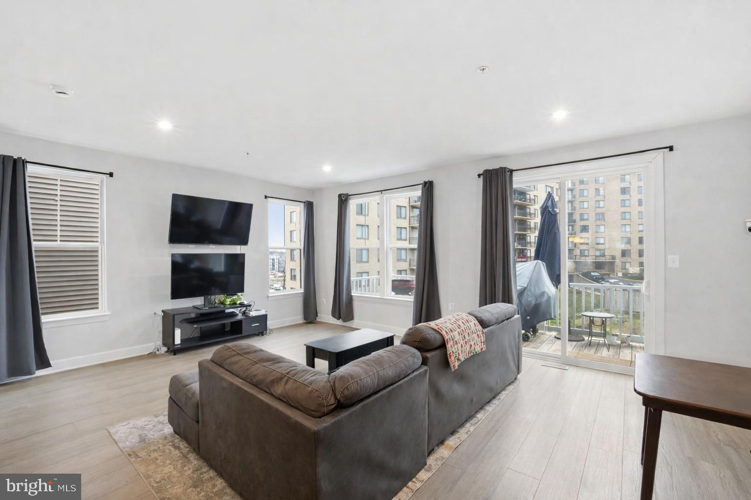 GATEWAY WEST - Residential