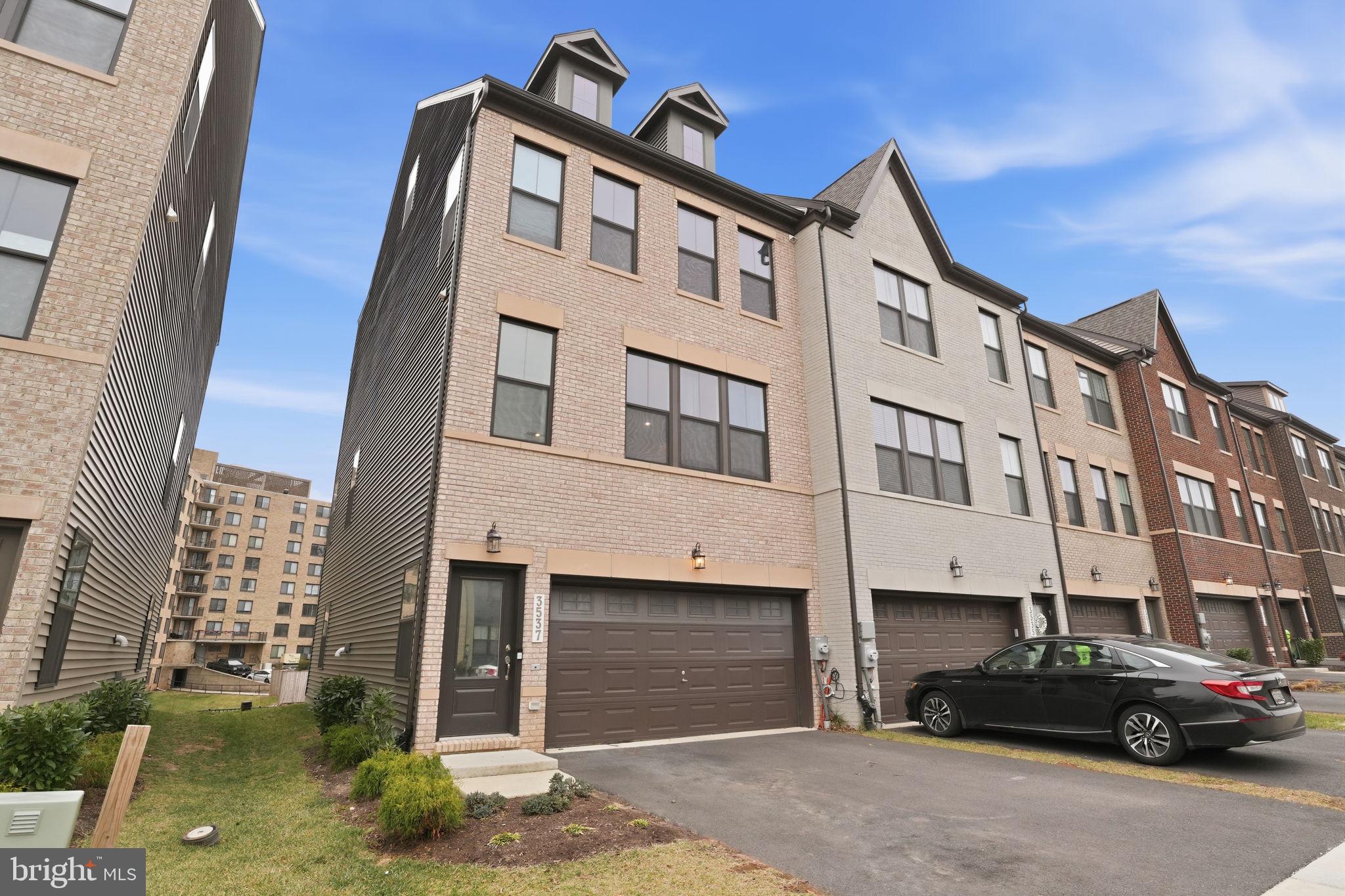 GATEWAY WEST - Residential