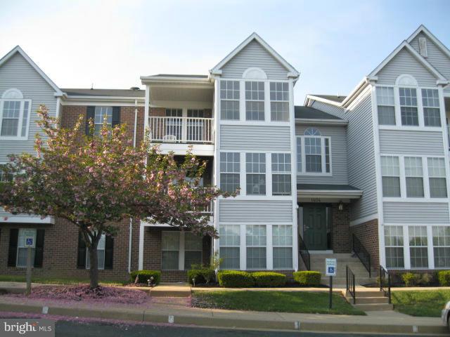 PENTHOUSE CONDO IS SUNNY AND BRIGHT! Vaulted ceilings and open floorplan feel so spacious! All neutral fresh paint! Kitchen w/Brkfst Bar & all new shiny SS appliances, Living Room/Dining Room combo and Sunroom w/door to patio!! Washer/Dryer included! Master Bedroom has Master Bath and Walk-in Closet. Pool memberships available! Convenient to I-95, shopping! SHOWS SO WELL!!