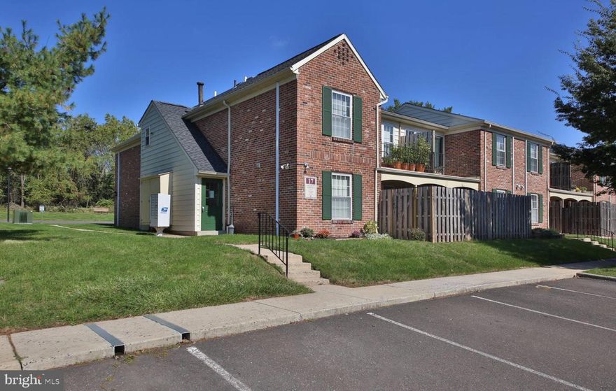 This second-floor Chatham Village condo features one bedroom, one bathroom, neutral carpet and paint, a galley kitchen, and a front-to-back living room and dining room. Located in the rear of the neighborhood, close to the pool, clubhouse, and workout center, this unit also offers a nice view. The Landlord pays the association fee.