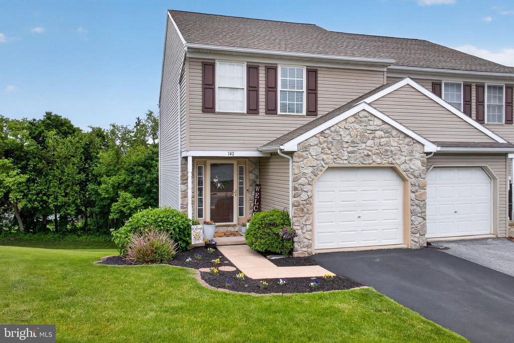 Photo of 143 Acorn Lane, MOUNTVILLE, PA 17554 (MLS # PALA2086712)