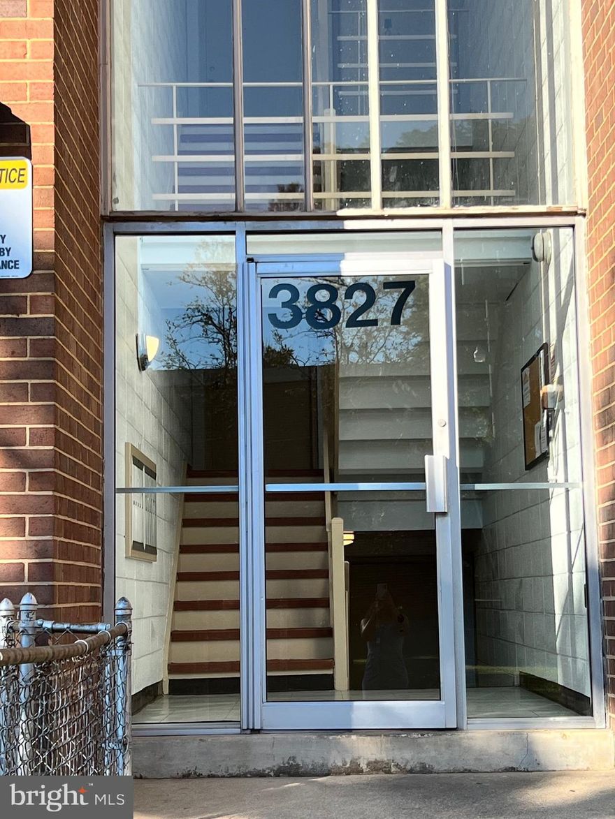 Spacious, Fully Renovated 2-bedroom Condo, features separate living room and dining room 4 walk-in closets. Located close to Andrews AFB, National Harbor, MGM, Washington National's Stadium, DC & VA
