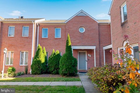 Photo of 2 Rockcrest Circle, ROCKVILLE, MD 20851 (MLS # MDMC2207310)