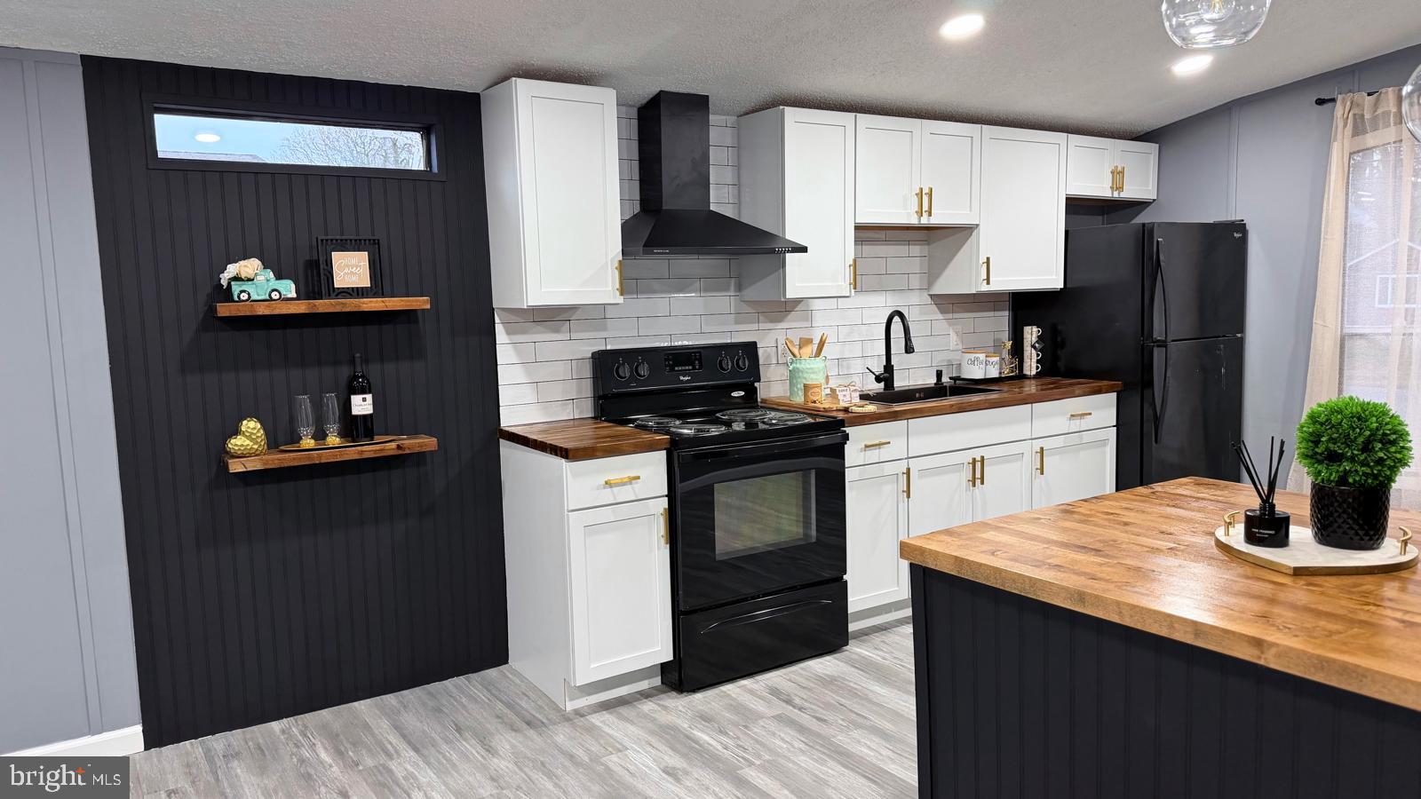 BUSH RIVER MANOR - Residential