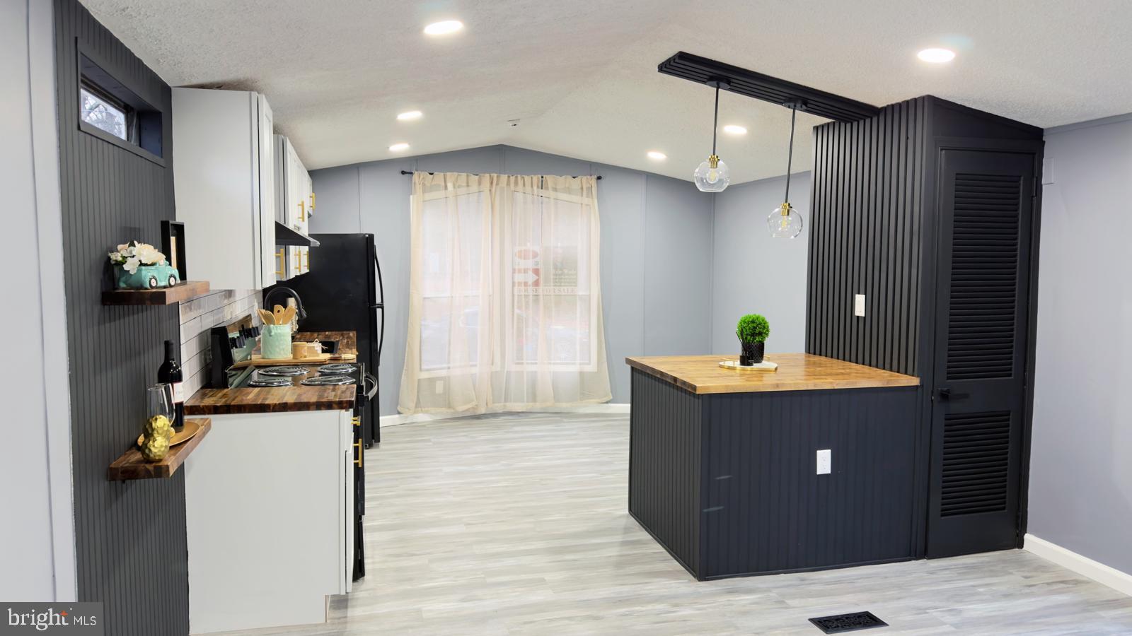 BUSH RIVER MANOR - Residential