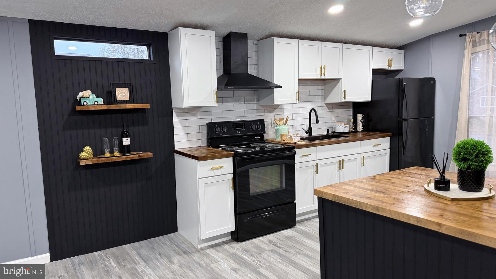 BUSH RIVER MANOR - Residential